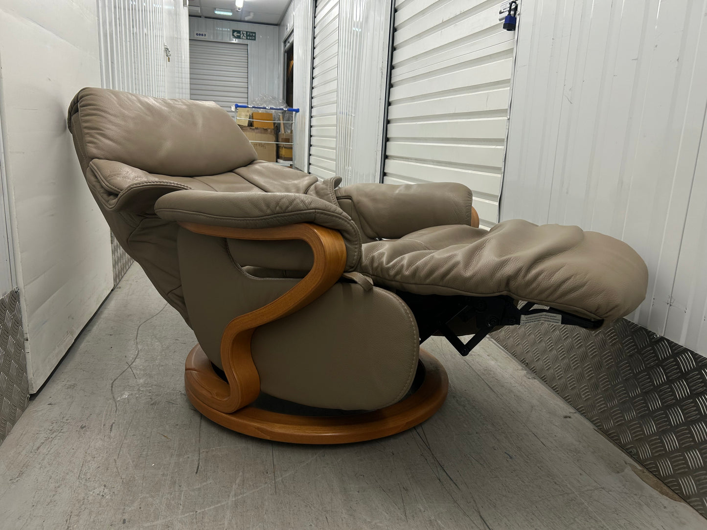 Himolla Chester Leather Recliner Chair With Integrated Footrest Large Size 2019 Pre-Loved