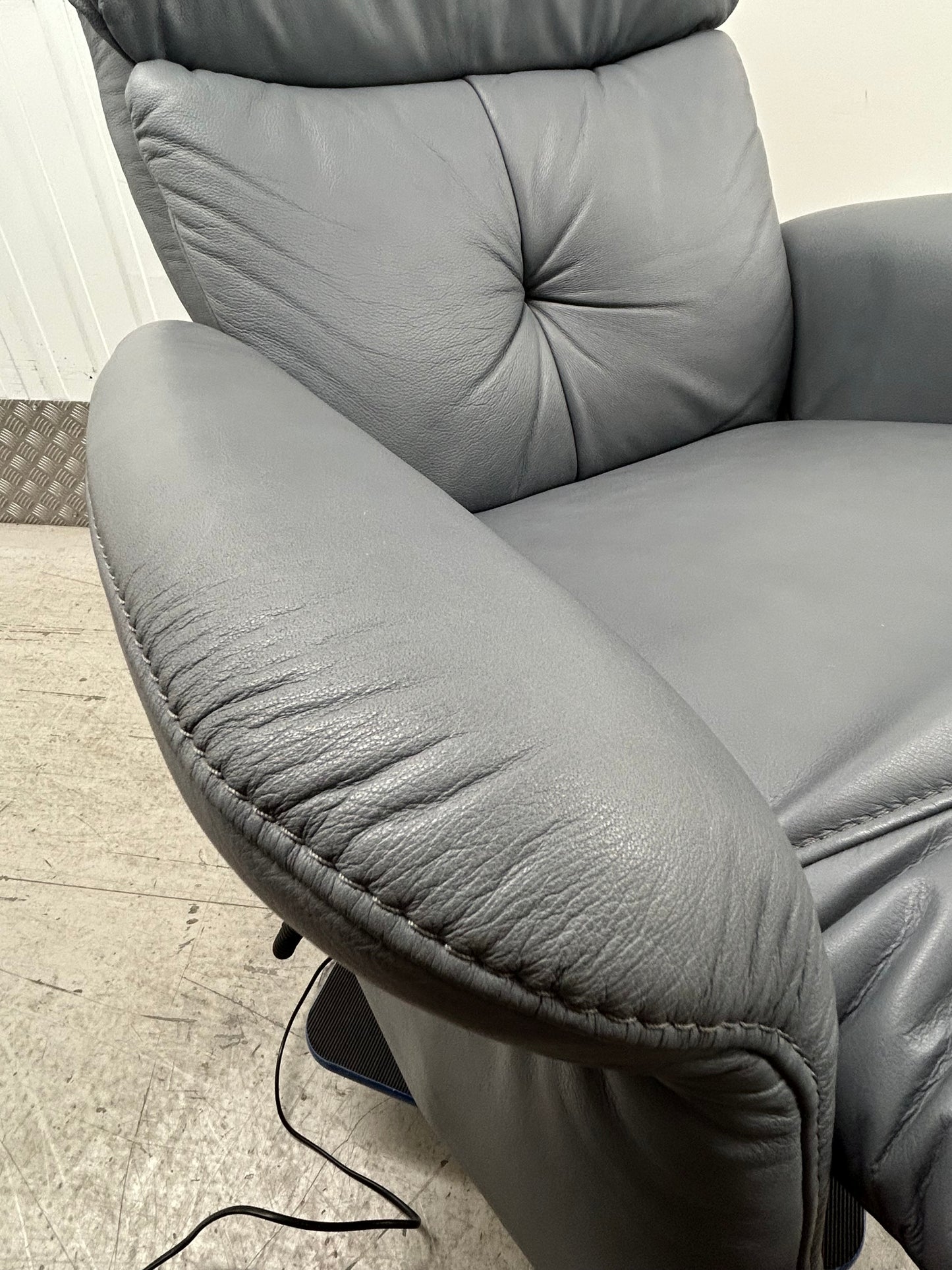 Himolla Swan Leather Power Lift & Rise Recliner Chair With Integrated Footrest Large Pre-Loved