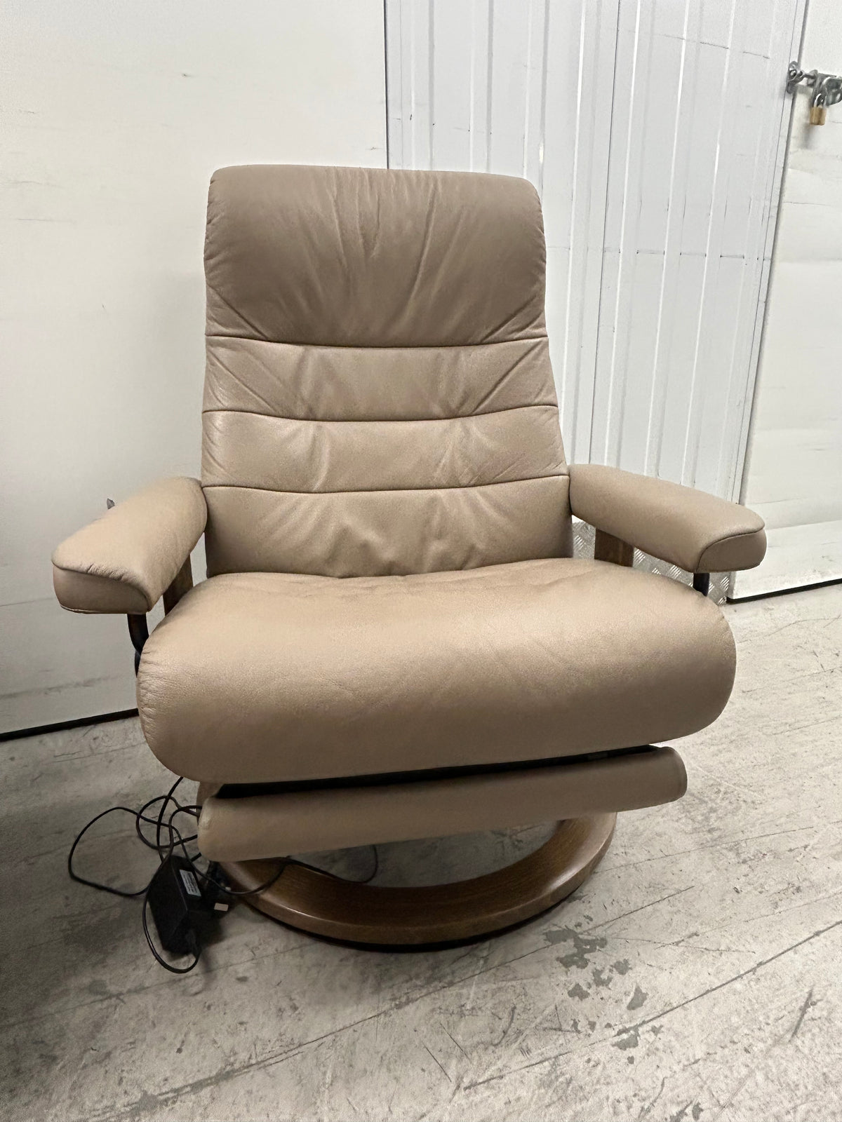 Ekornes Stressless Opal Large Size Mole Leather Power Recliners Pair Pre-Loved
