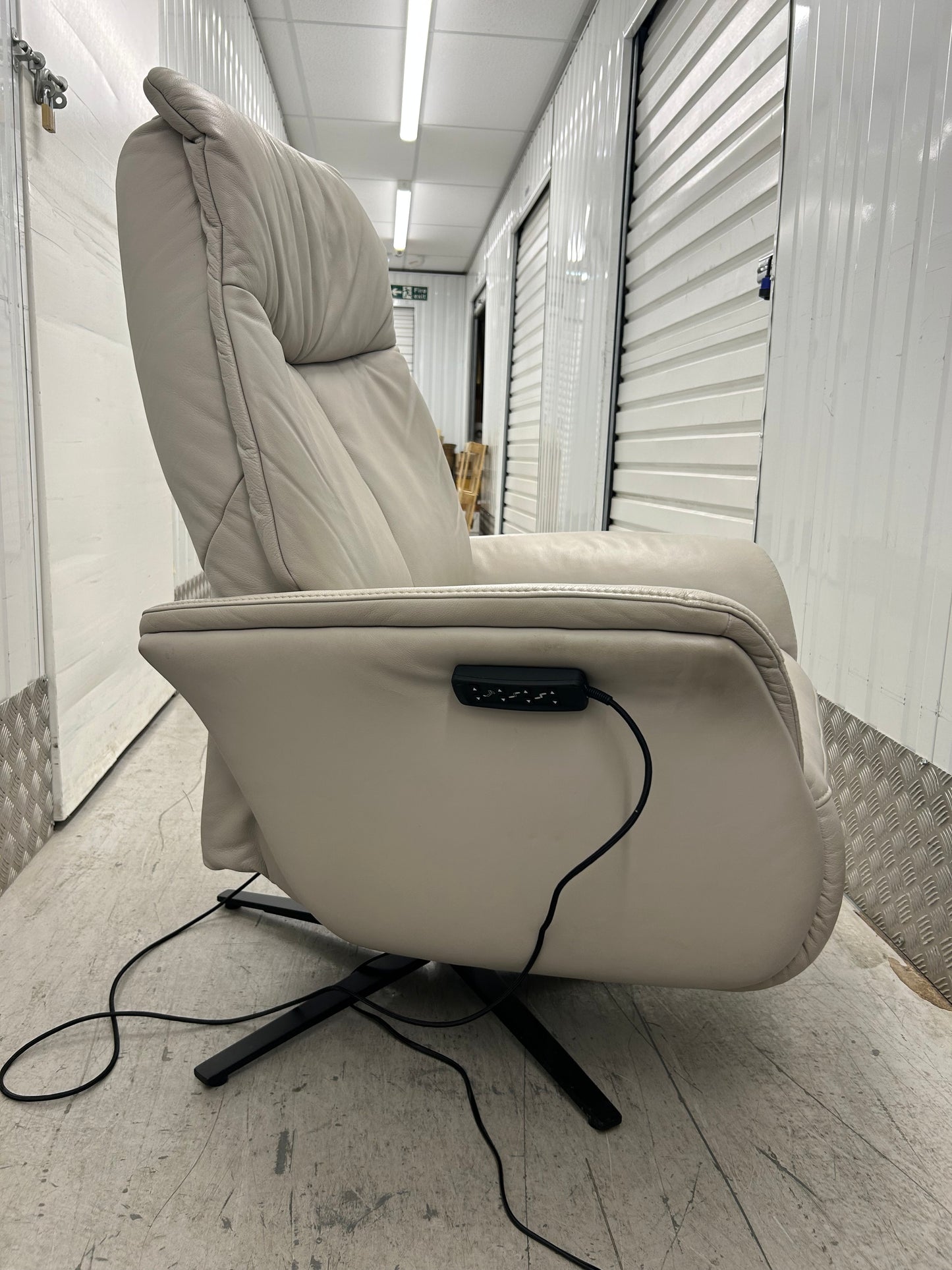 Himolla Stratus Leather Power Recliner Chair With Integrated Footrest 2021 Medium Pre-Loved