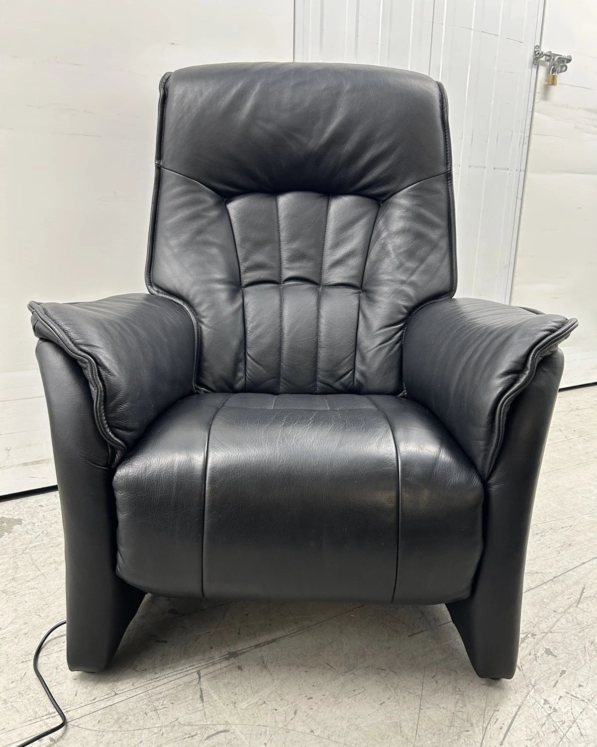 Himolla Rhine Black Leather Power Recliner Armchair With Integrated Footrest Pre-Loved