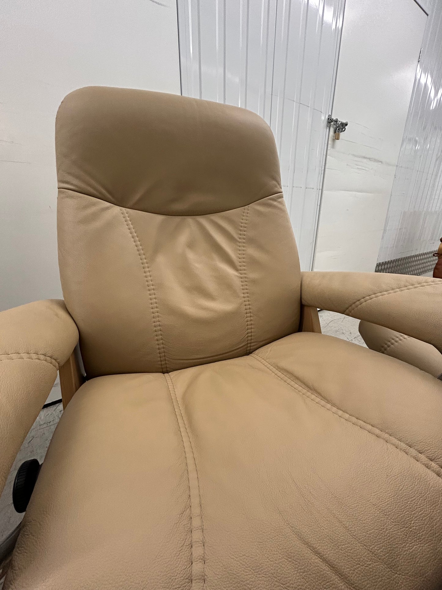 Ekornes Stressless Signature Consul Latte Leather Chairs & Stools Pair 1 Medium, 1 Large Pre-Loved