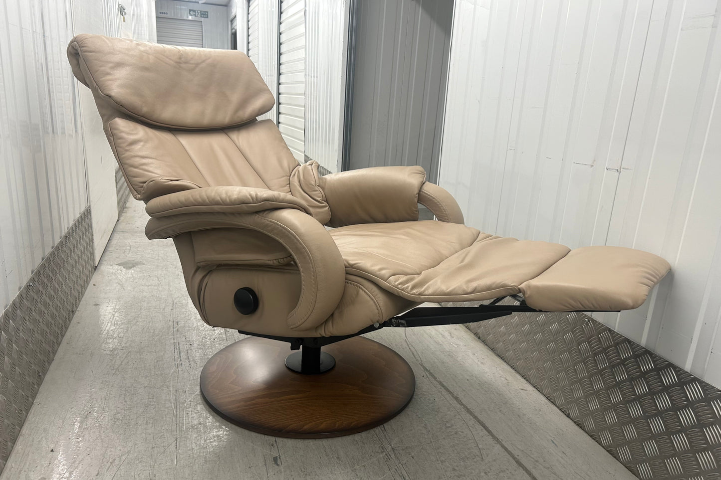 Himolla Tobi Leather Recline & Swivel Armchair With Integrated Footrest 2022 Pre-Loved