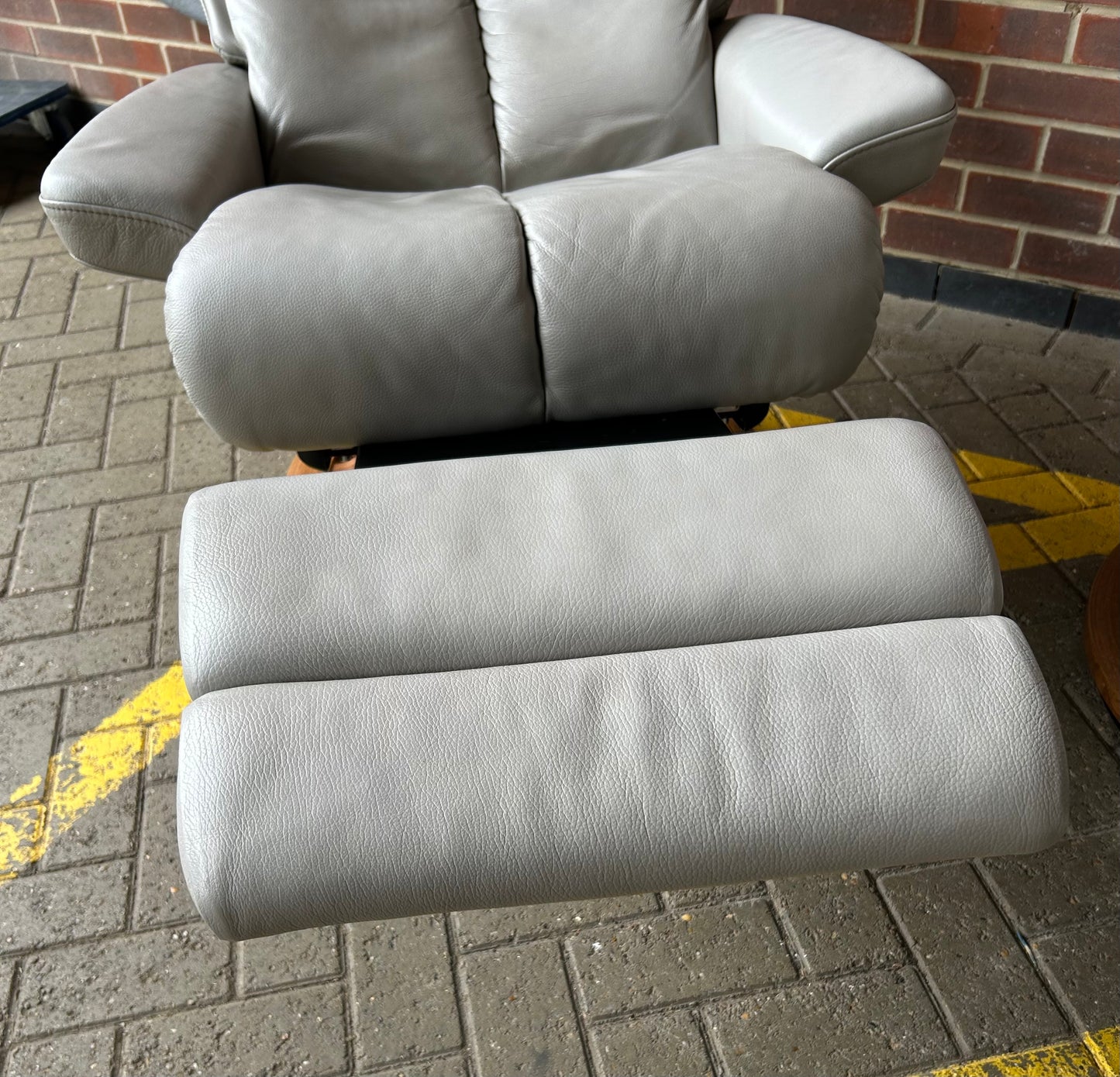 Ekornes Stressless Magic Medium Size Silver Cloud Leather Power Recliners Pair Pre-Loved