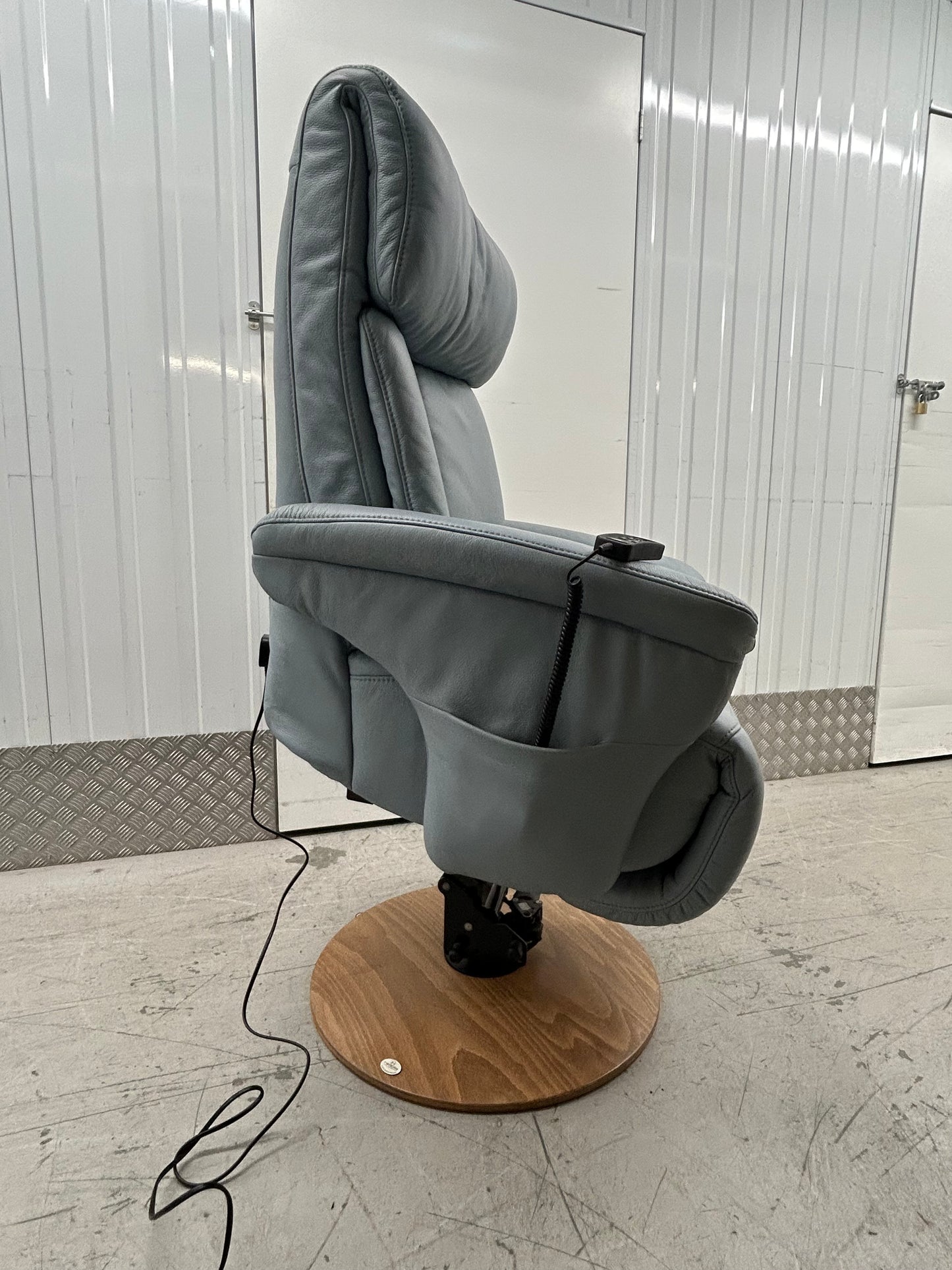 Himolla Sinatra Leather Power Recliner Lift & Rise With Integrated Footrest 2018 Pre-Loved