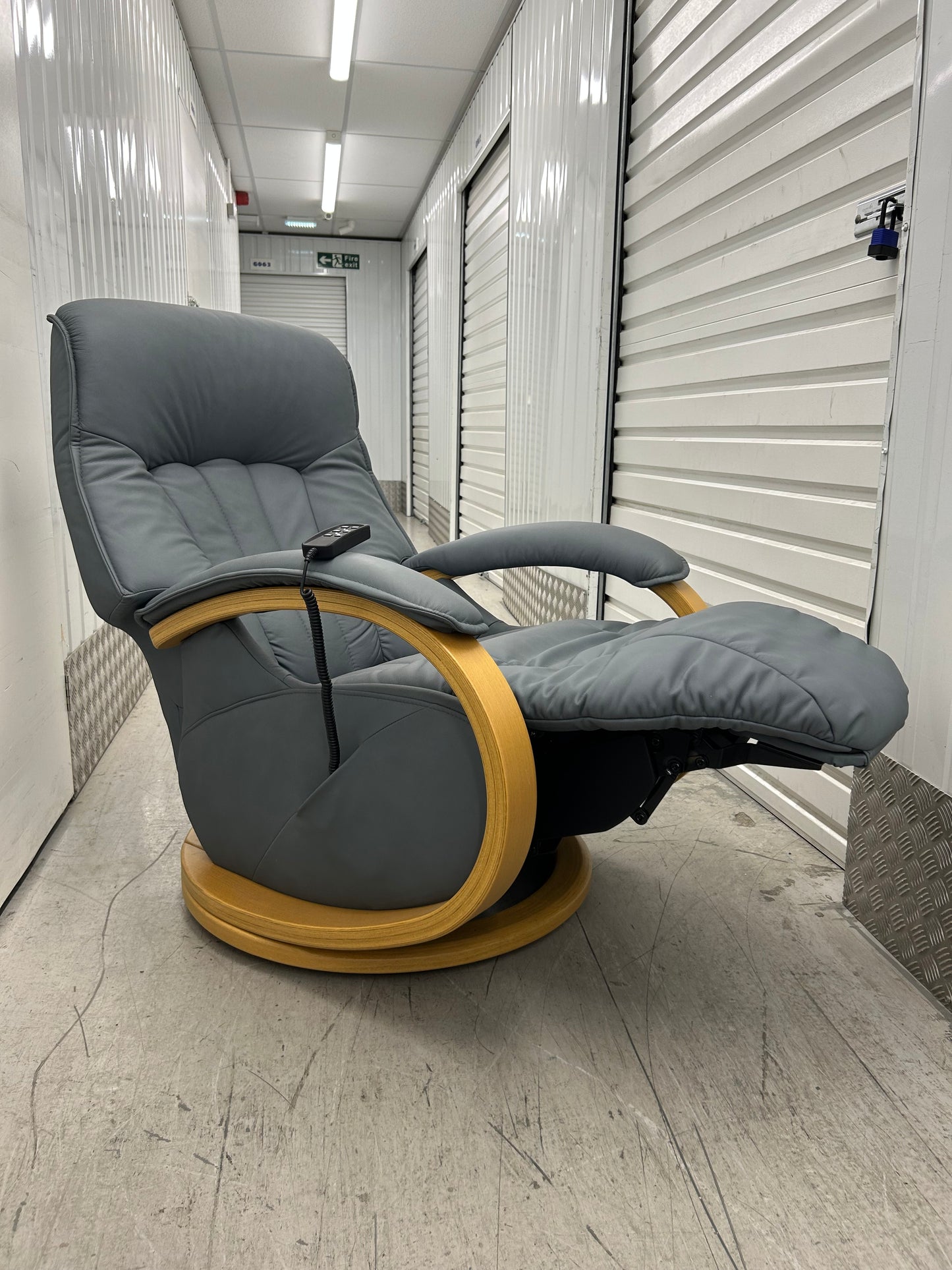 Himolla Mosel Maxi Aqua Leather Power Recline & Swivel Chair Integrated Footrest New