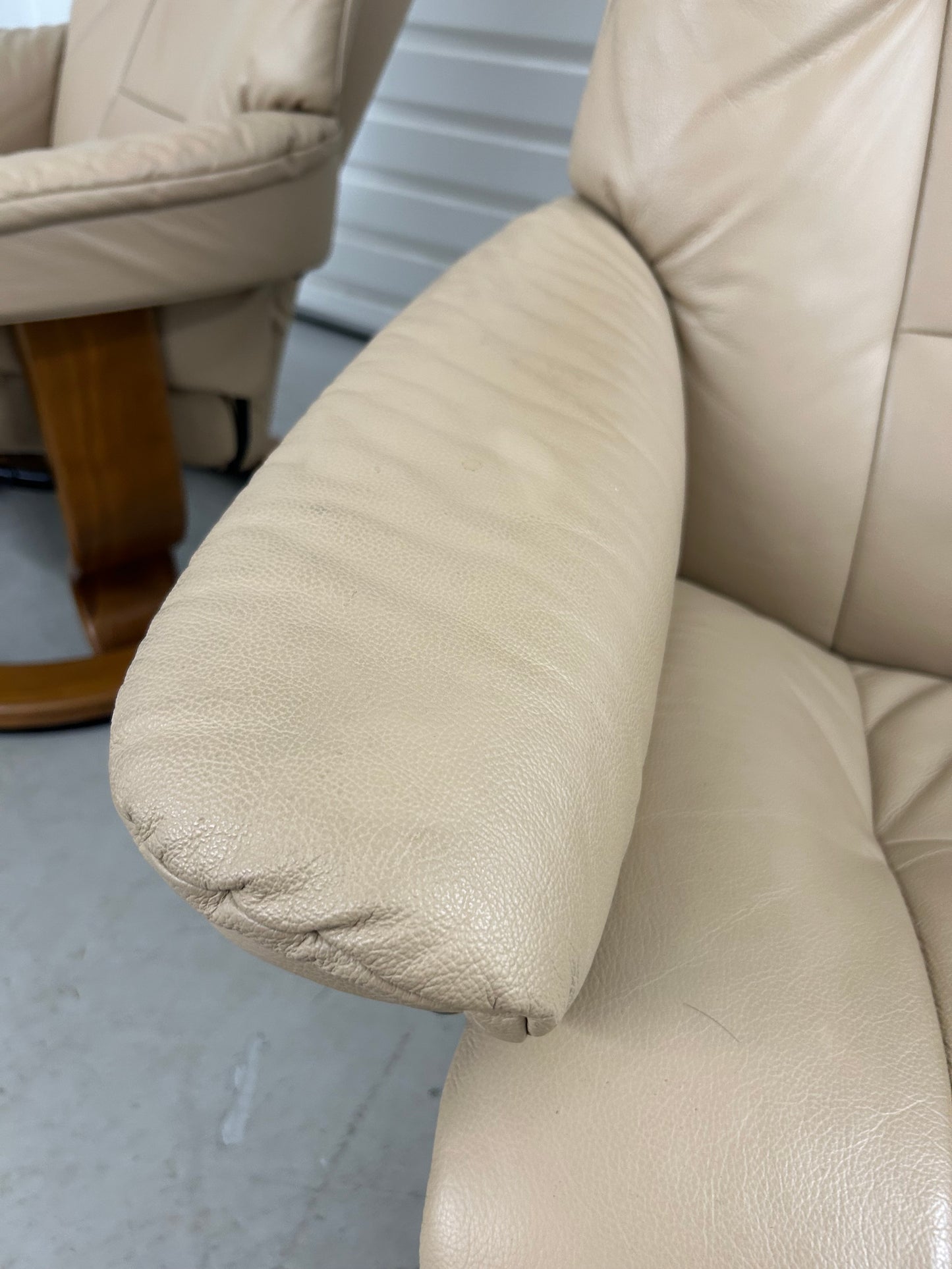 Ekornes Stressless Mayfair Recline & Swivel Latte Leather Chairs & Stools Pair Pre-Loved