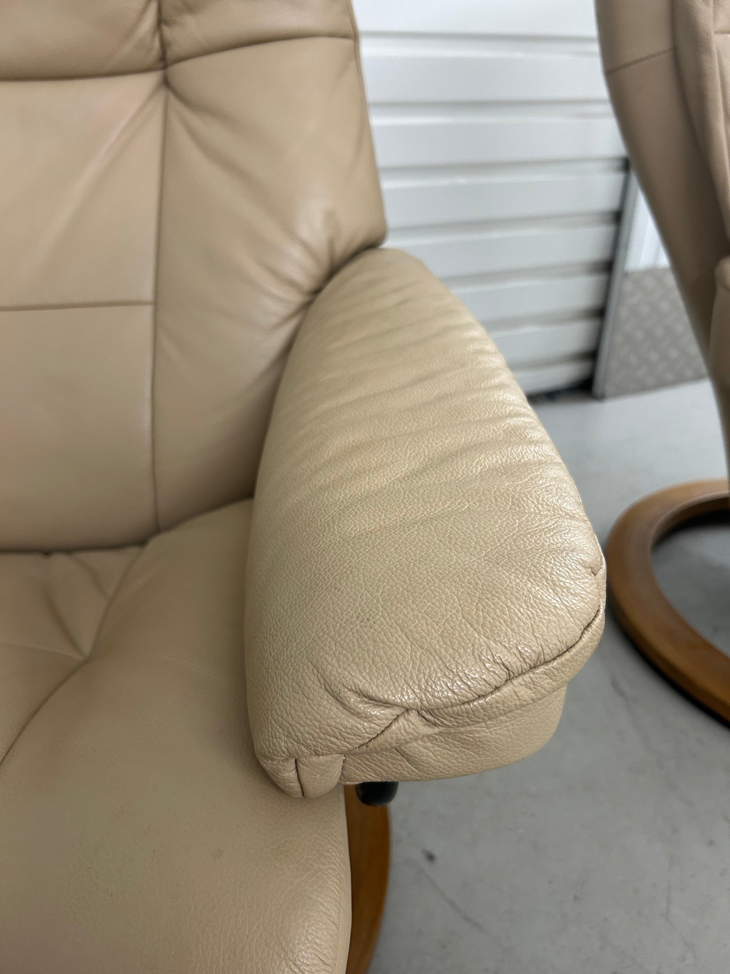 Ekornes Stressless Mayfair Recline & Swivel Latte Leather Chairs & Stools Pair Pre-Loved