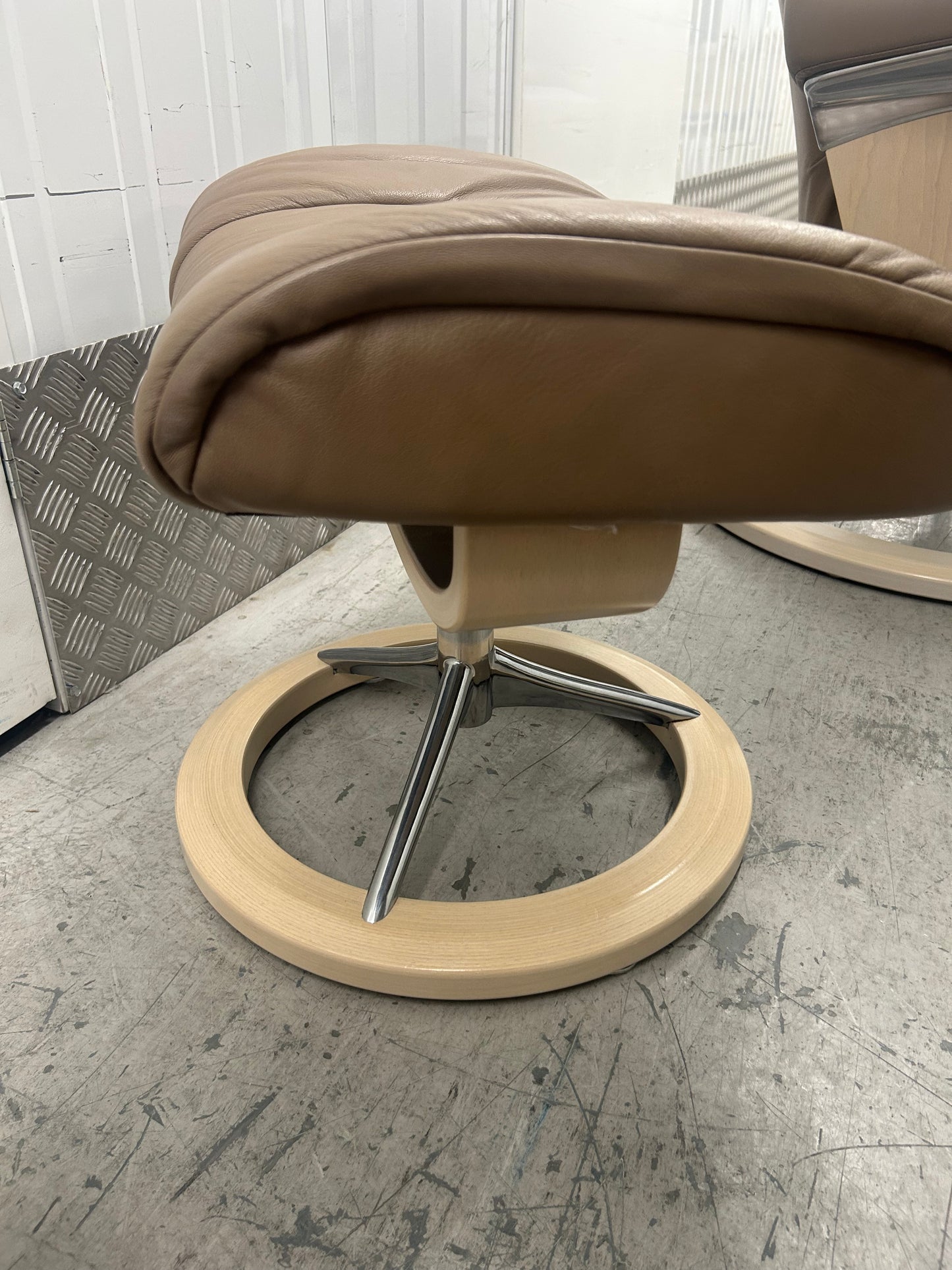Ekornes Stressless Signature Mayfair Funghi Leather Recliner Chair & Stool Large Pre-Loved