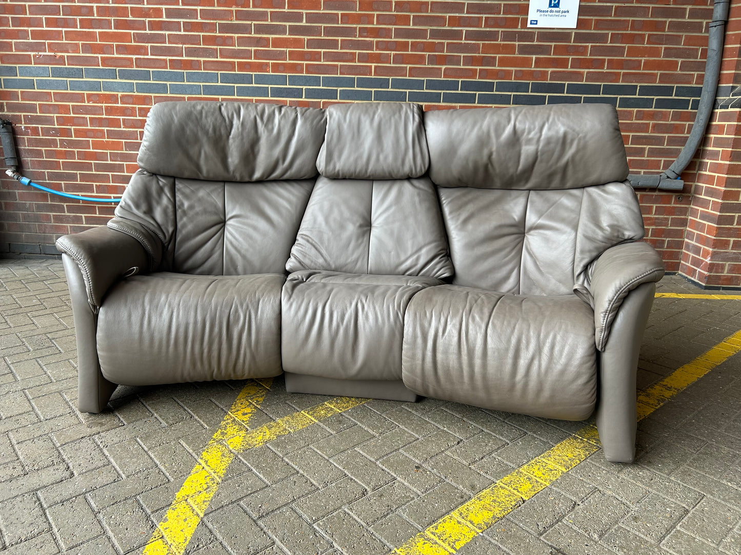 Himolla 3 Seater Curved Leather Recliner Sofa With Retractable Table Pre-Loved
