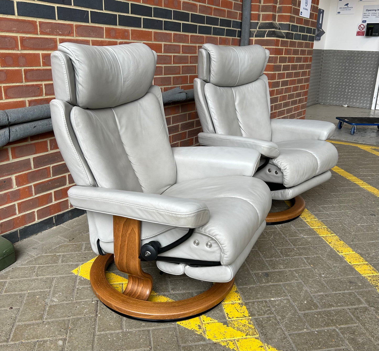 Ekornes Stressless Magic Medium Size Silver Cloud Leather Power Recliners Pair Pre-Loved