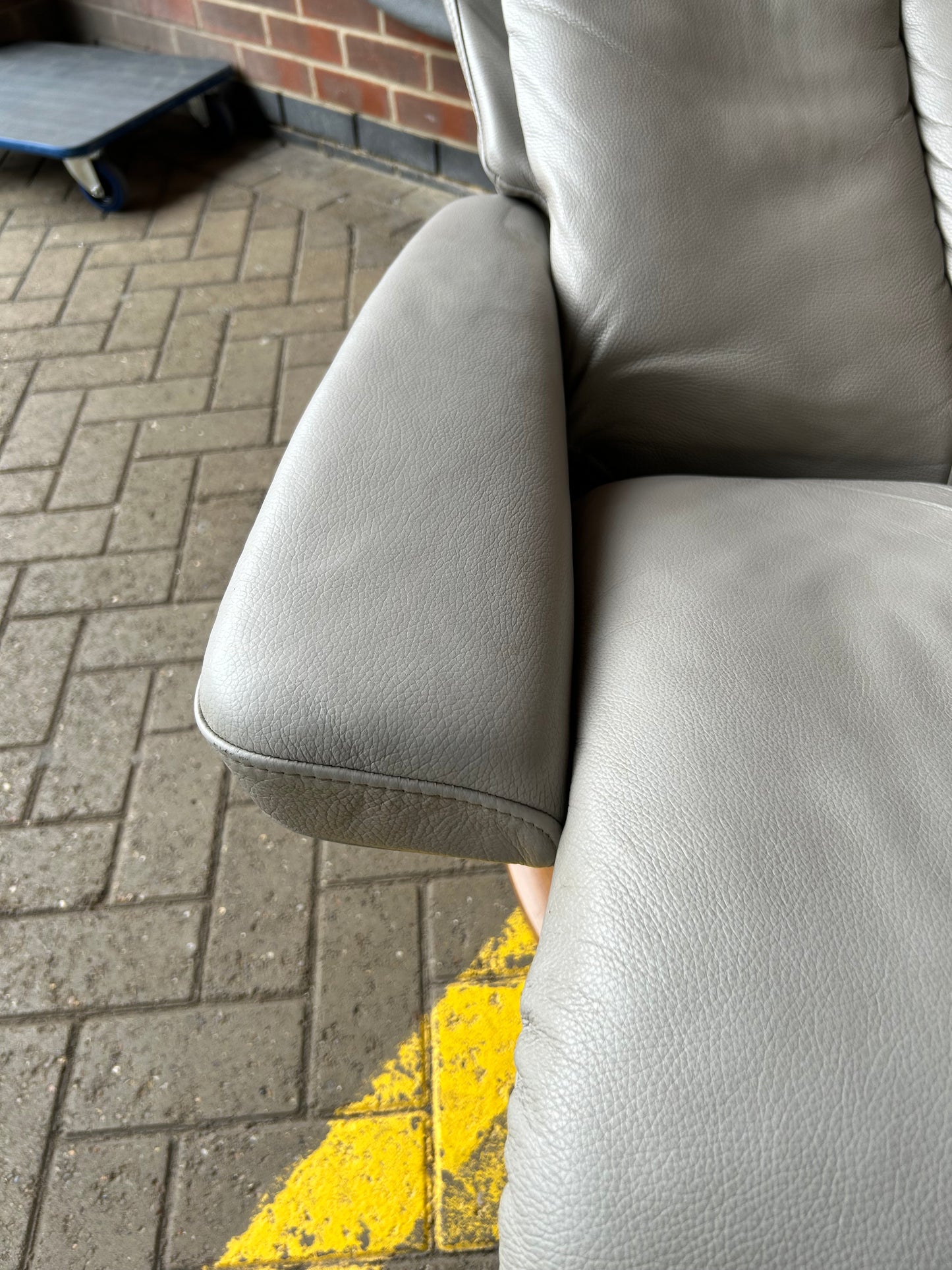 Ekornes Stressless Magic Medium Size Silver Cloud Leather Power Recliners Pair Pre-Loved