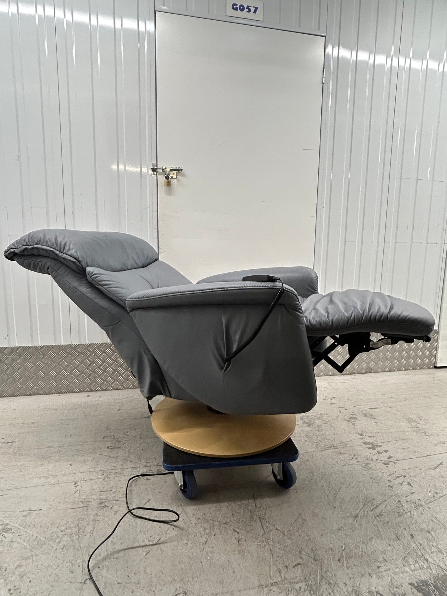 Himolla Swan Leather Power Lift & Rise Recliner Chair With Integrated Footrest Large Pre-Loved