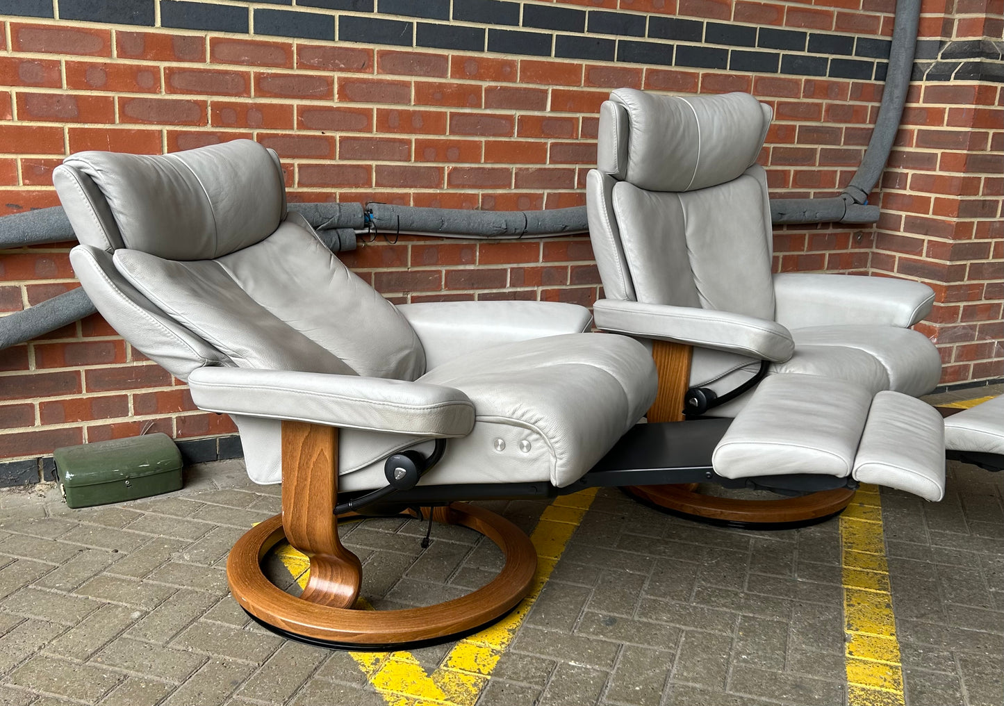 Ekornes Stressless Magic Medium Size Silver Cloud Leather Power Recliners Pair Pre-Loved