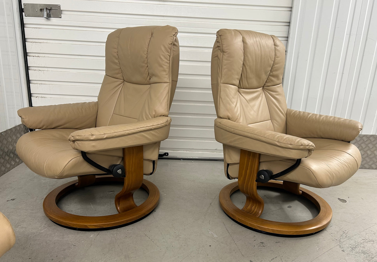 Ekornes Stressless Mayfair Recline & Swivel Latte Leather Chairs & Stools Pair Pre-Loved