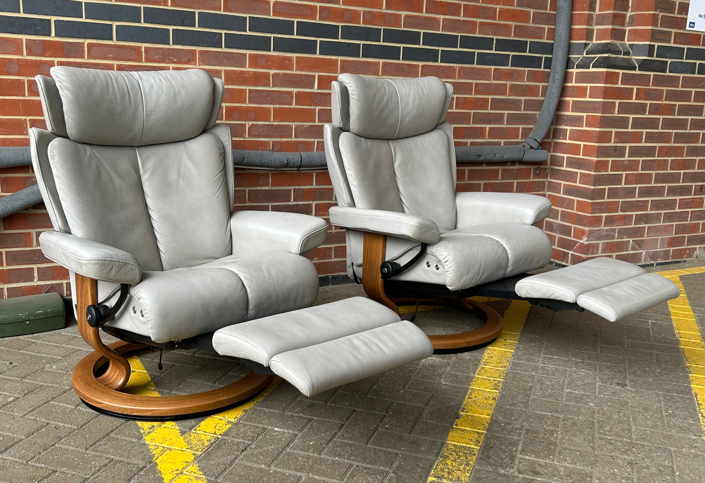 Ekornes Stressless Magic Medium Size Silver Cloud Leather Power Recliners Pair Pre-Loved
