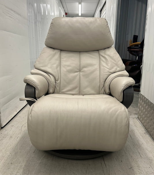 Himolla Chester Leather Recliner Armchair With Integrated Footrest Large Size Pre-Loved
