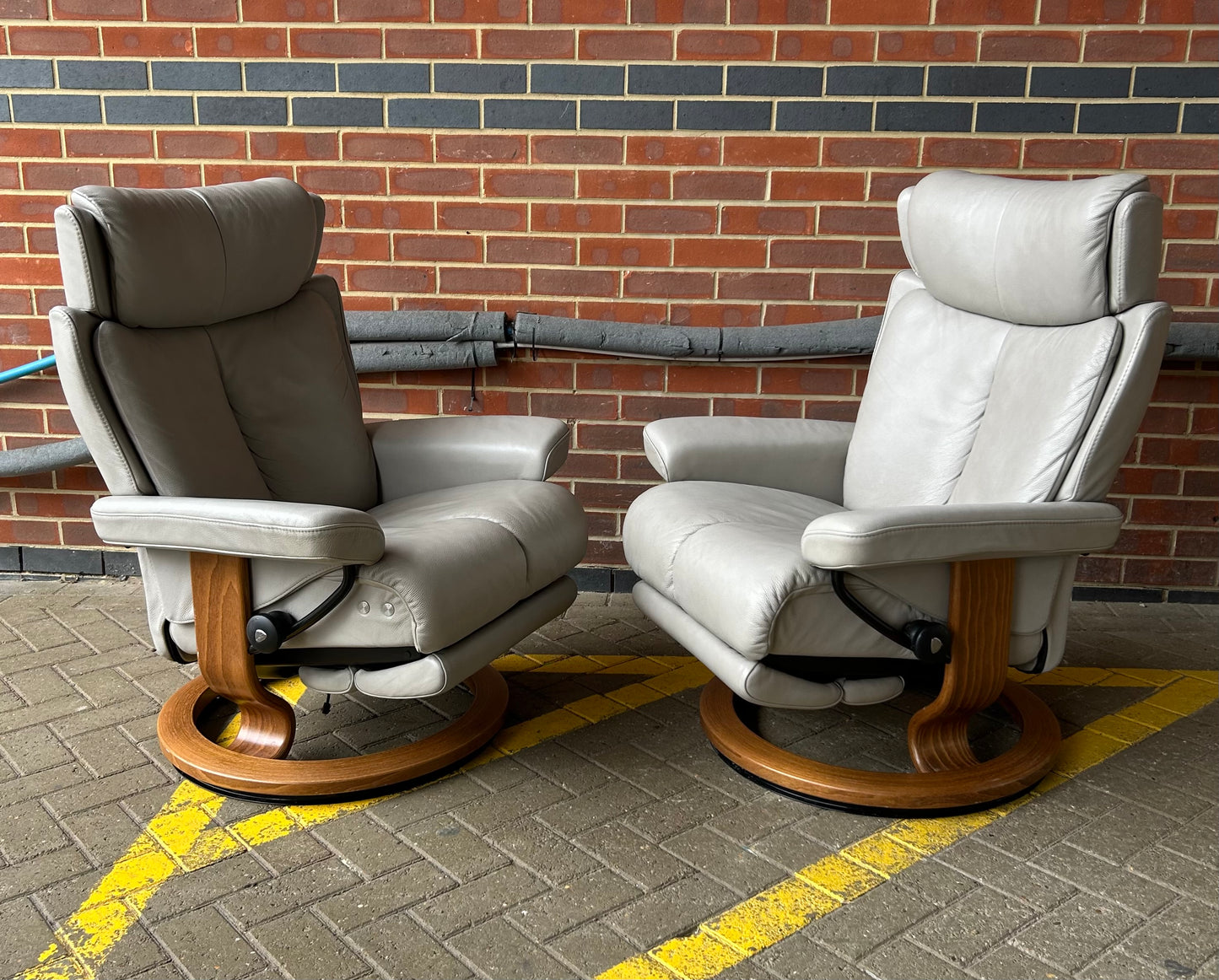 Ekornes Stressless Magic Medium Size Silver Cloud Leather Power Recliners Pair Pre-Loved