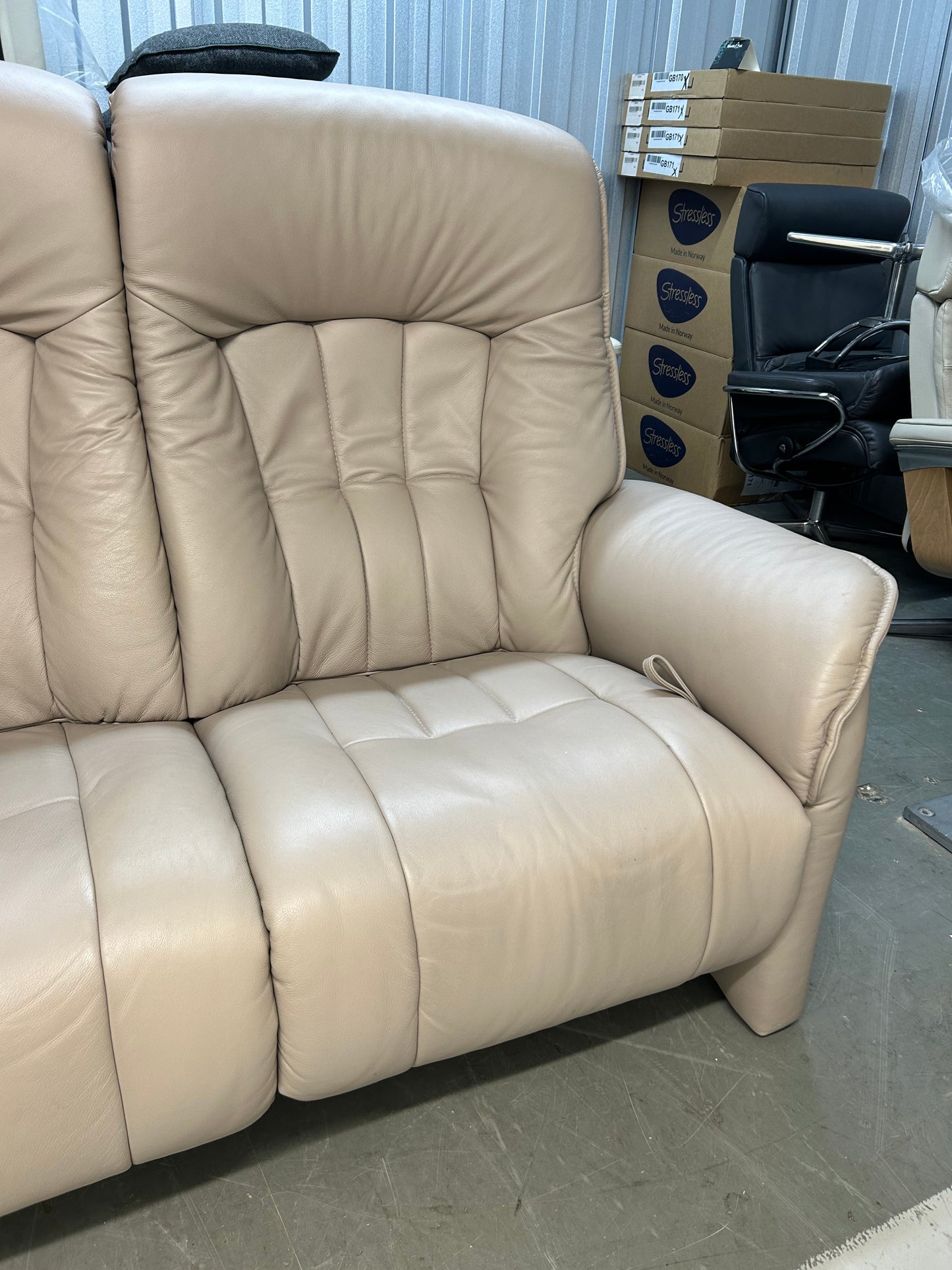 Himolla Rhine 2 Seater Fels Leather Recliner Sofa With Integrated Footrests 2021 Pre-Loved