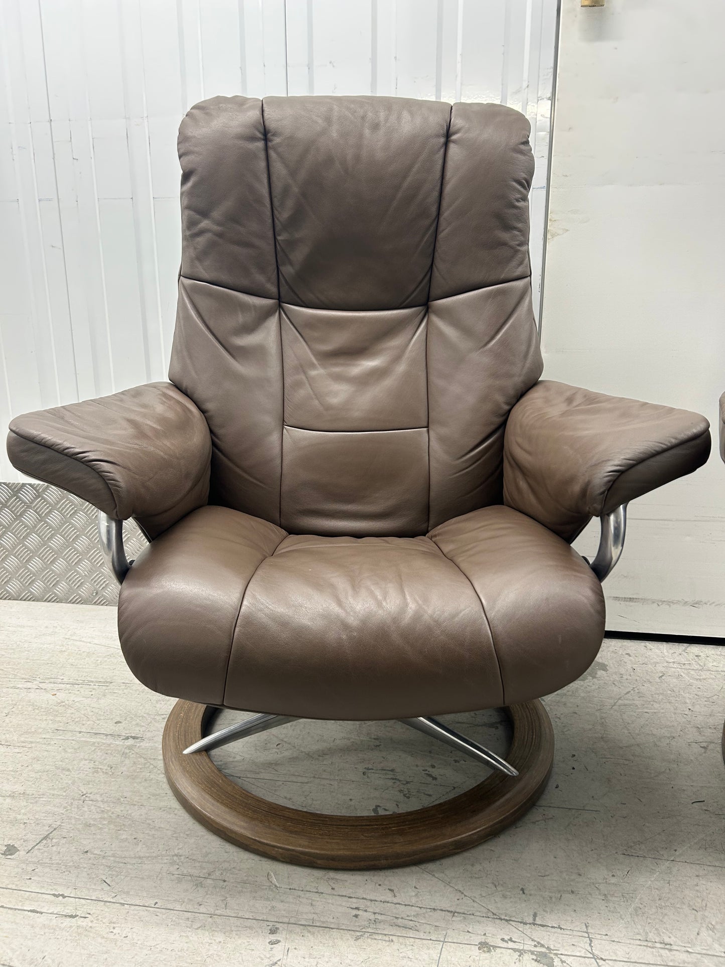 Ekornes Stressless Signature Mayfair Chestnut Leather Recliners Medium Pair Pre-Loved