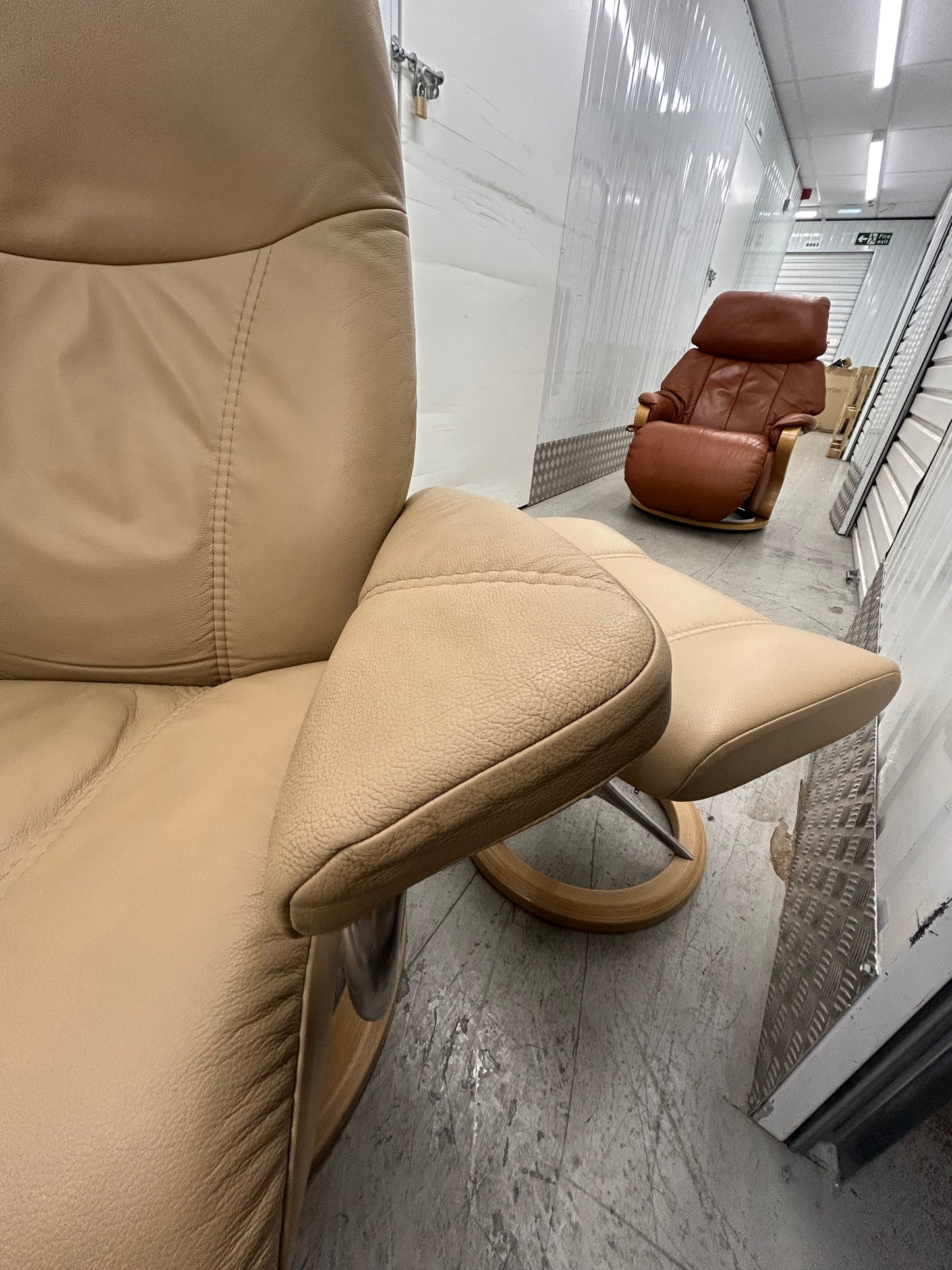 Ekornes Stressless Signature Consul Latte Leather Chairs & Stools Pair 1 Medium, 1 Large Pre-Loved