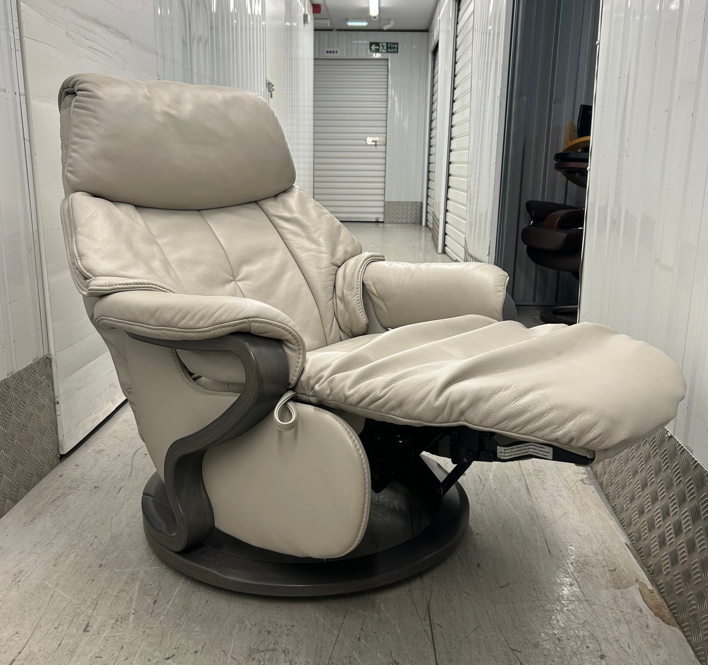 Himolla Chester Leather Recliner Armchair With Integrated Footrest Large Size Pre-Loved