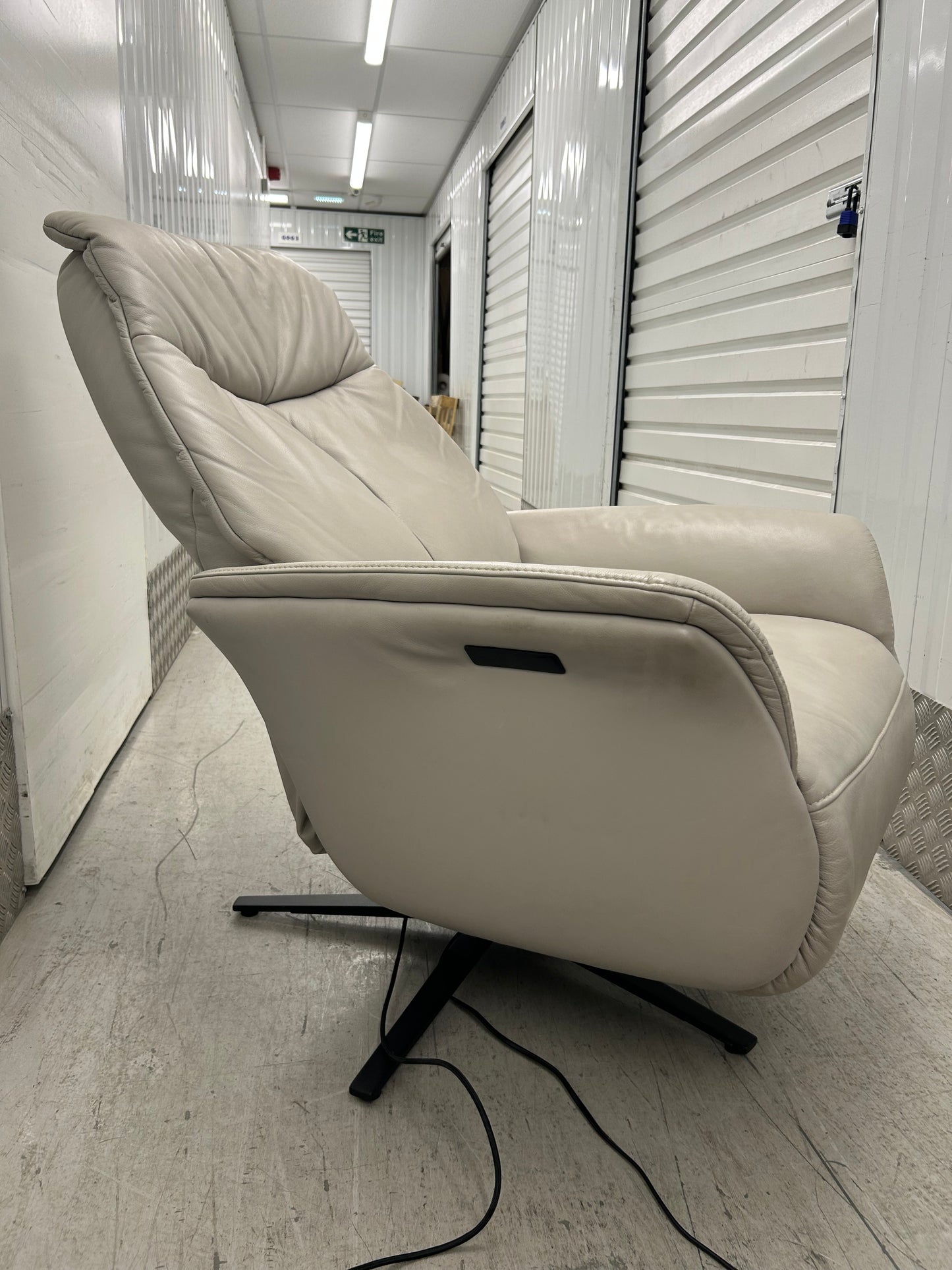 Himolla Stratus Leather Power Recliner Chair With Integrated Footrest 2021 Medium Pre-Loved