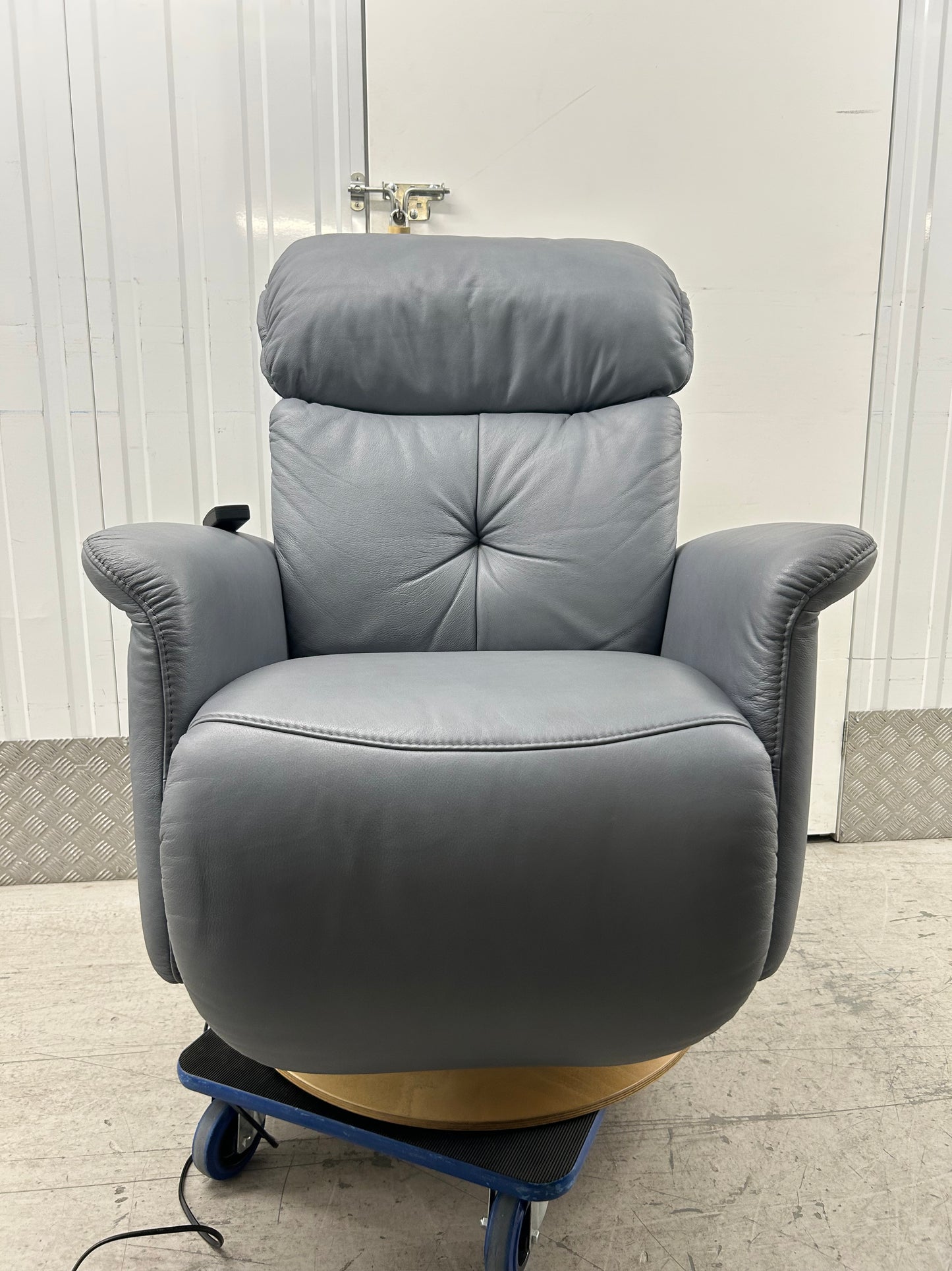 Himolla Swan Leather Power Lift & Rise Recliner Chair With Integrated Footrest Large Pre-Loved