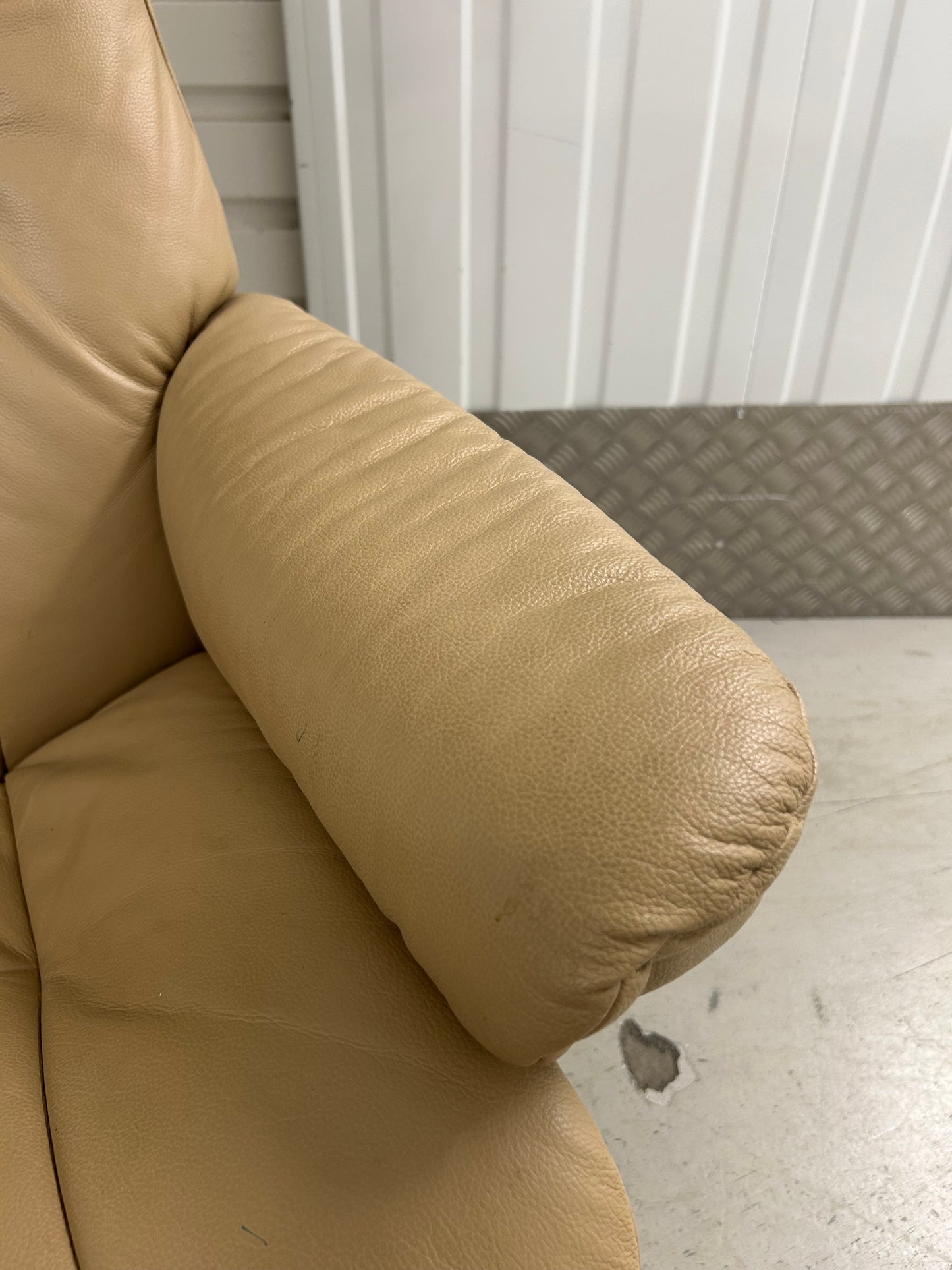 Ekornes Stressless Mayfair Recline & Swivel Latte Leather Chairs & Stools Pair Pre-Loved