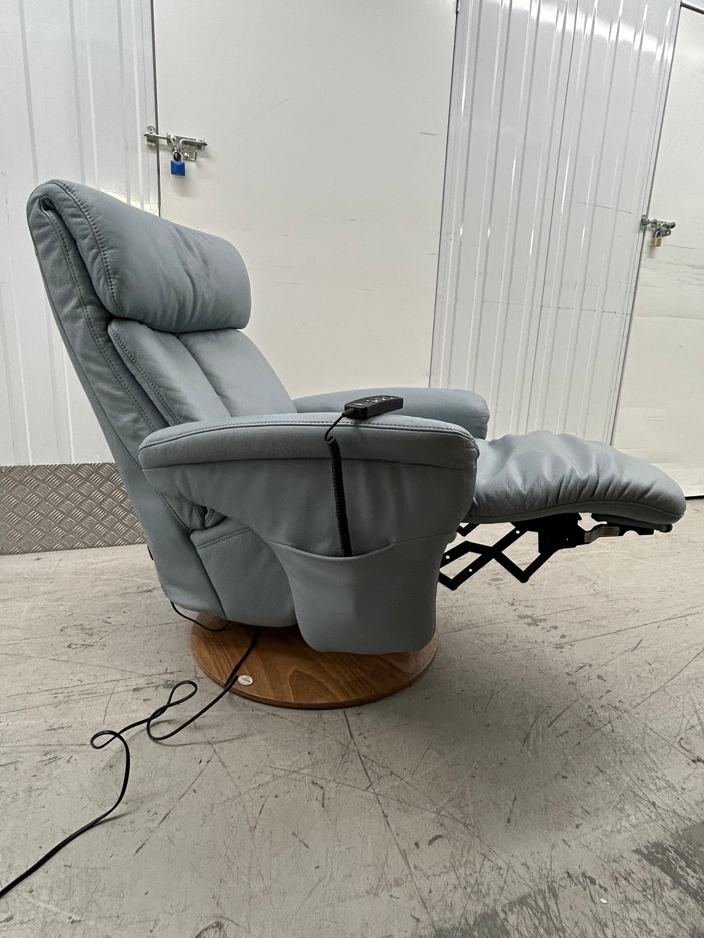 Himolla Sinatra Leather Power Recliner Lift & Rise With Integrated Footrest 2018 Pre-Loved