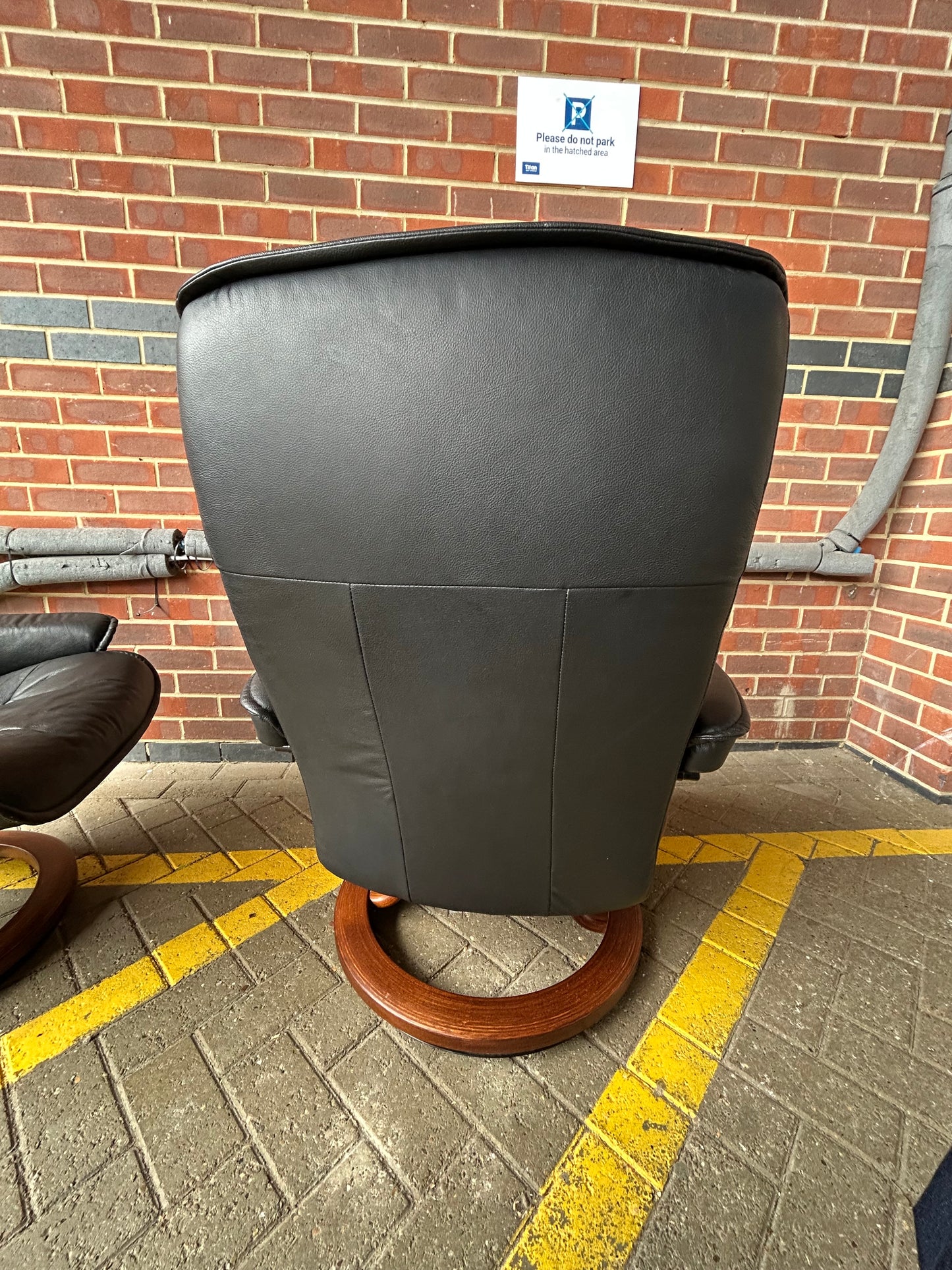 Ekornes Stressless Recline & Swivel Black Leather Chairs & Stools Pair Pre-Loved