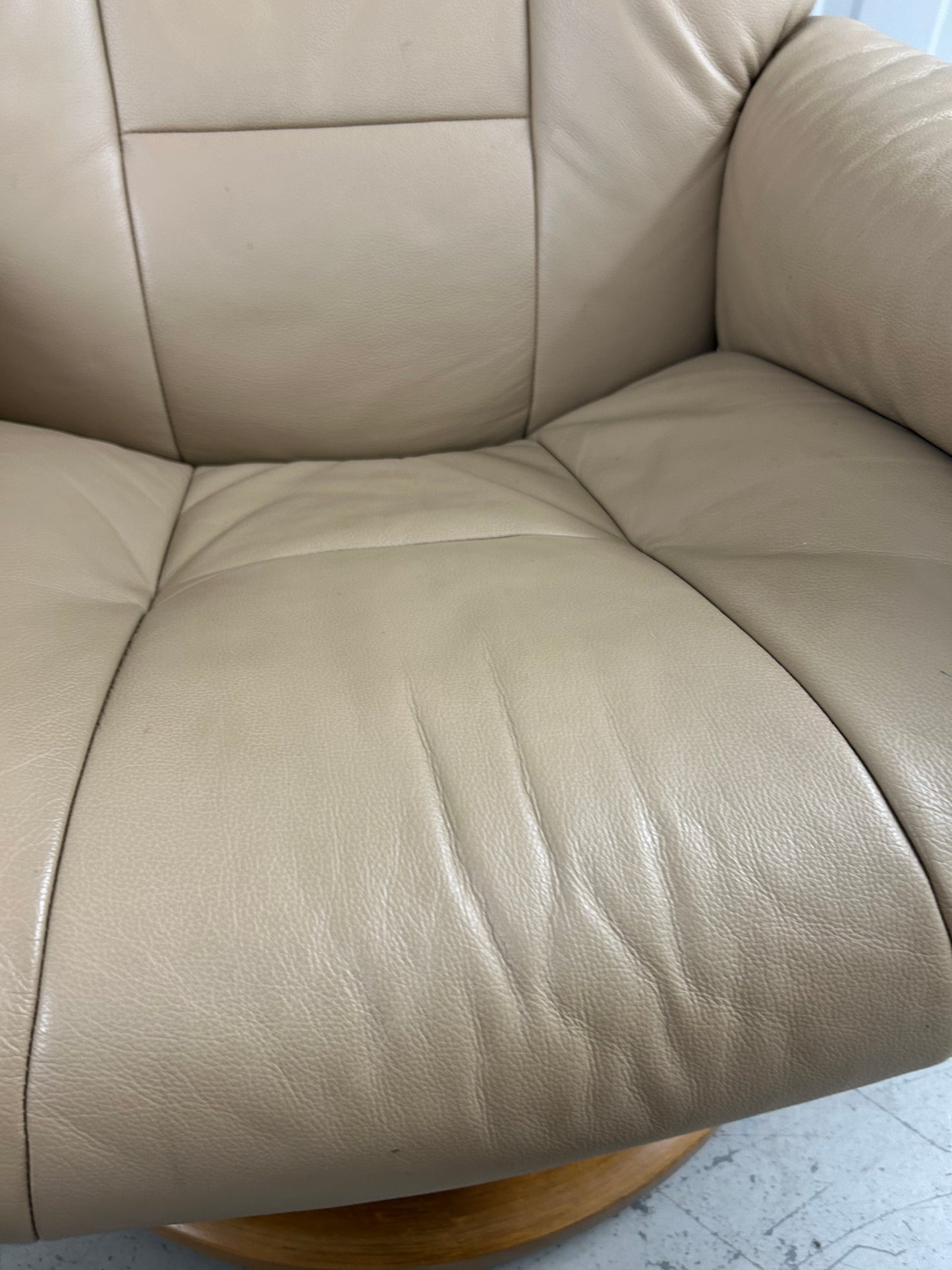 Ekornes Stressless Mayfair Recline & Swivel Latte Leather Chairs & Stools Pair Pre-Loved