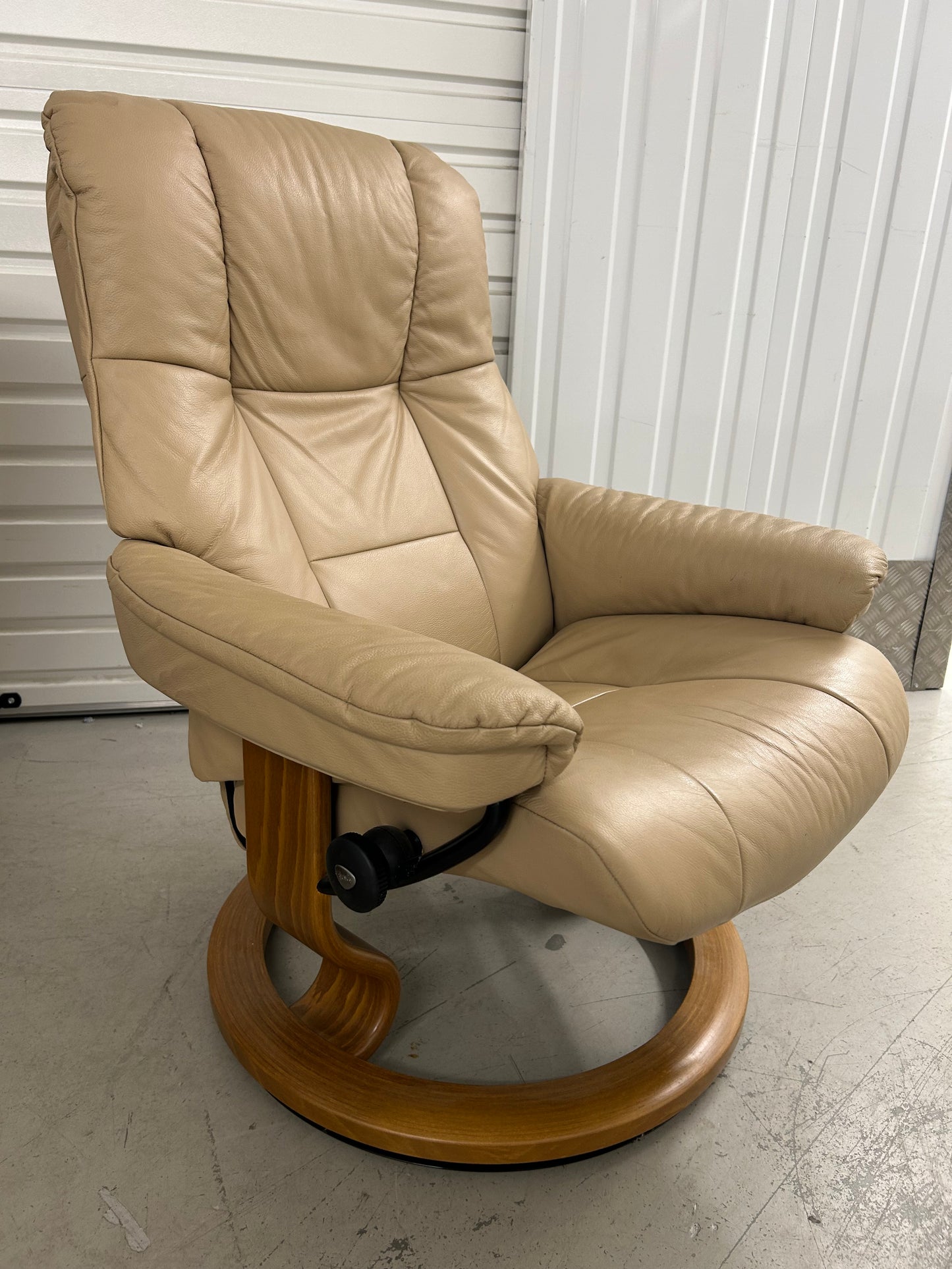 Ekornes Stressless Mayfair Recline & Swivel Latte Leather Chairs & Stools Pair Pre-Loved