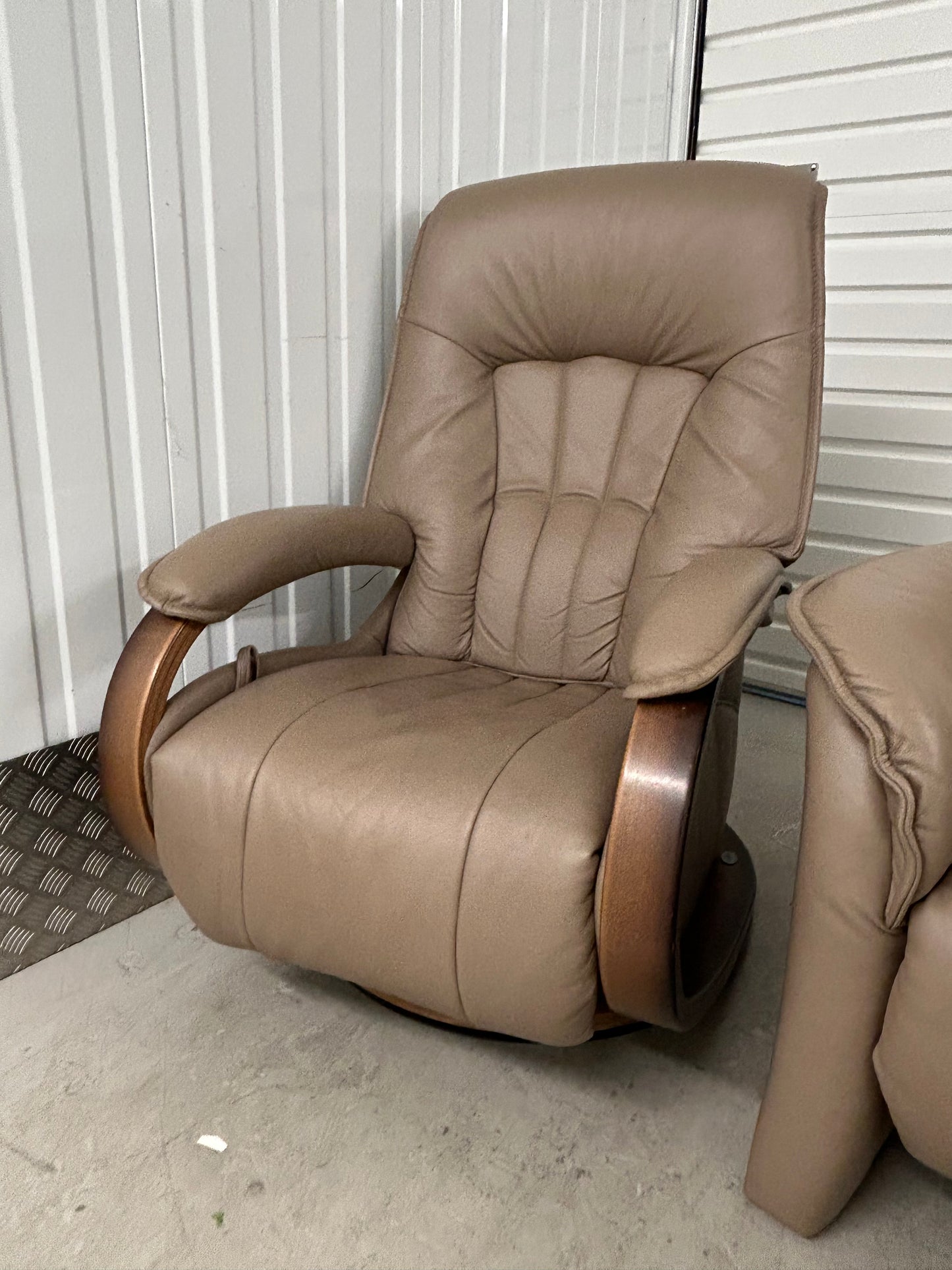 Himolla Leather Suite, 2 Mosel Recline & Swivel Chairs & Matching Recliner Sofa 2020 Pre-Loved