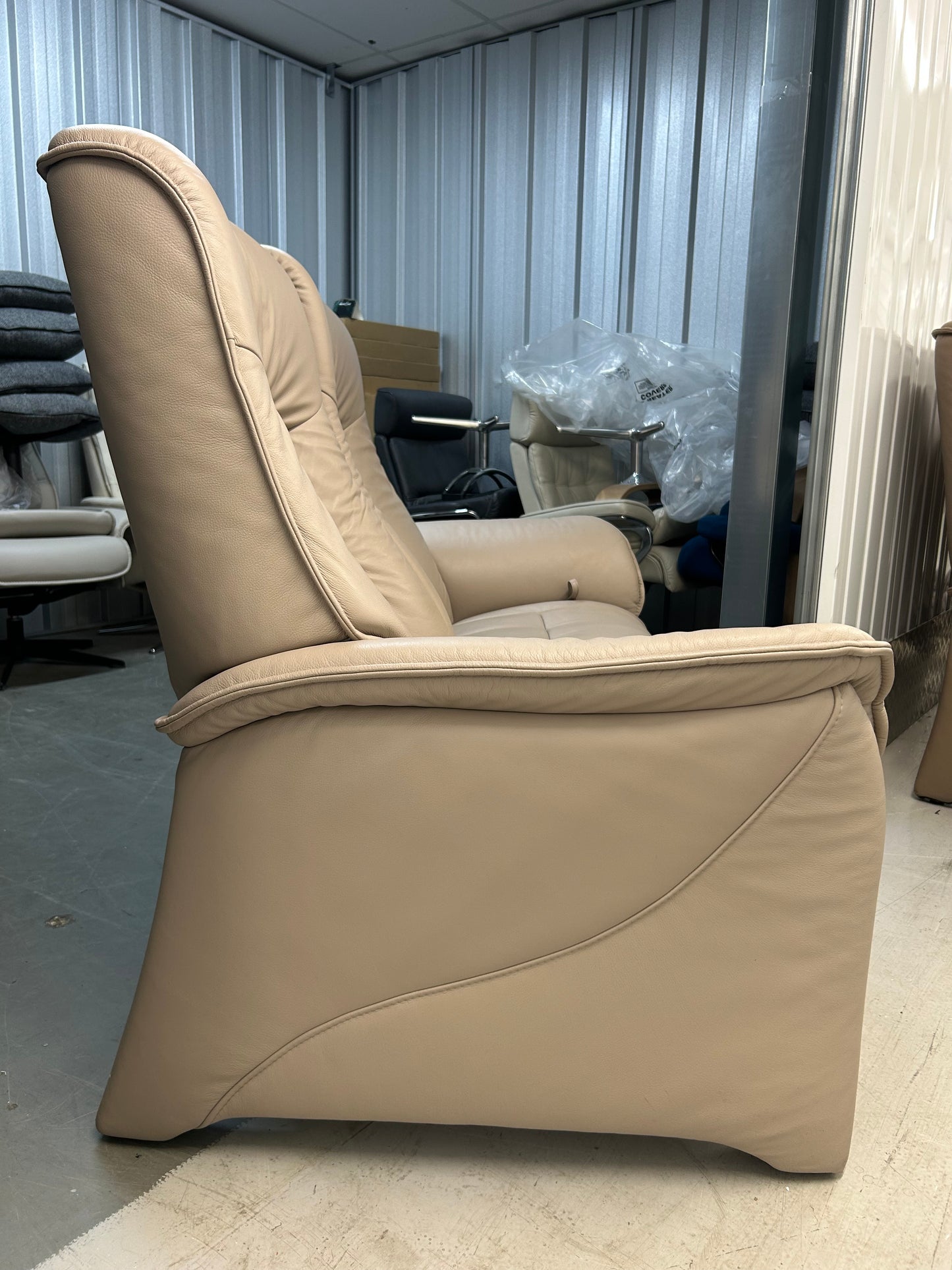 Himolla Rhine 2 Seater Fels Leather Recliner Sofa With Integrated Footrests 2021 Pre-Loved