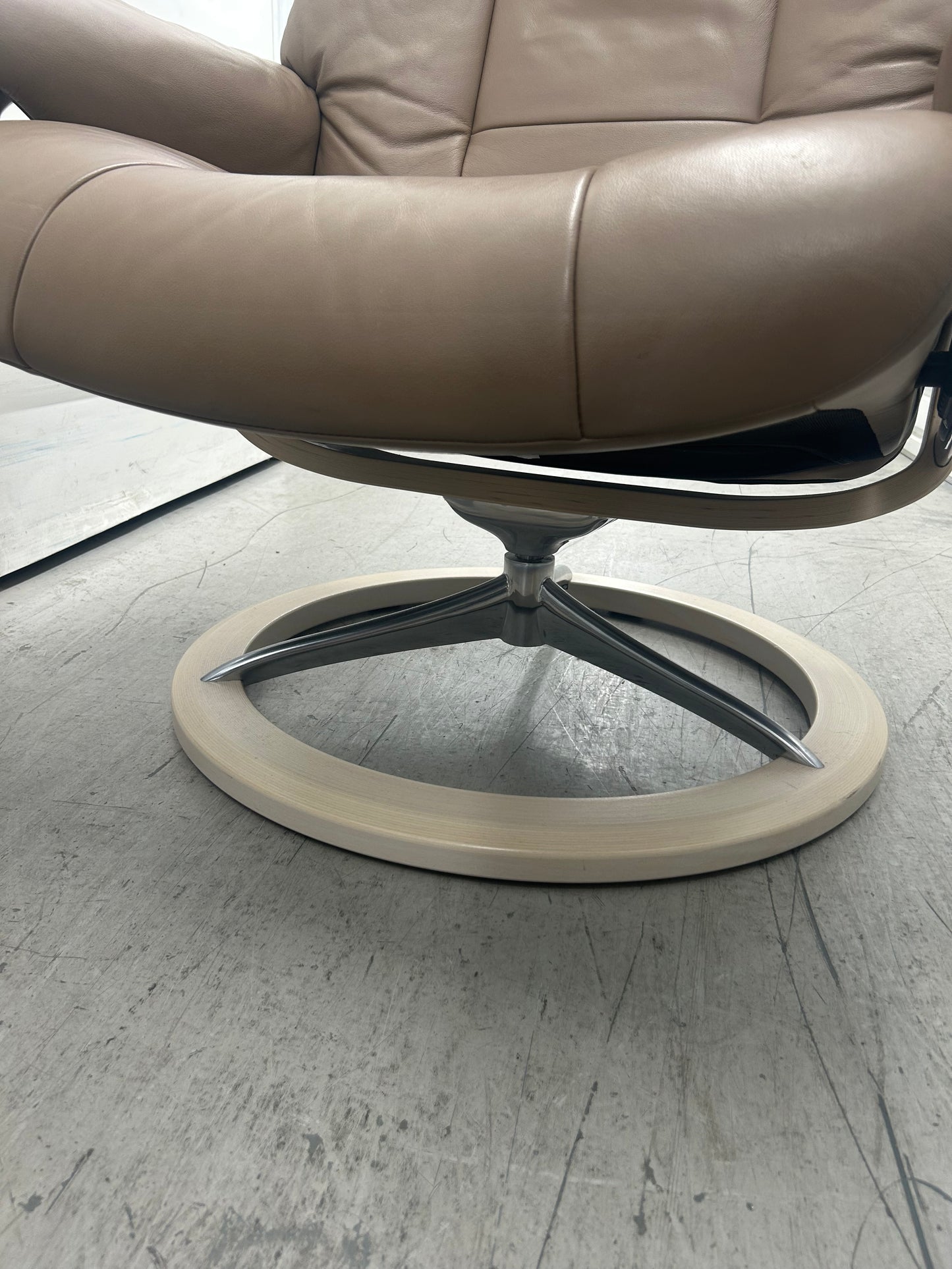 Ekornes Stressless Signature Mayfair Funghi Leather Recliner Chair & Stool Large Pre-Loved