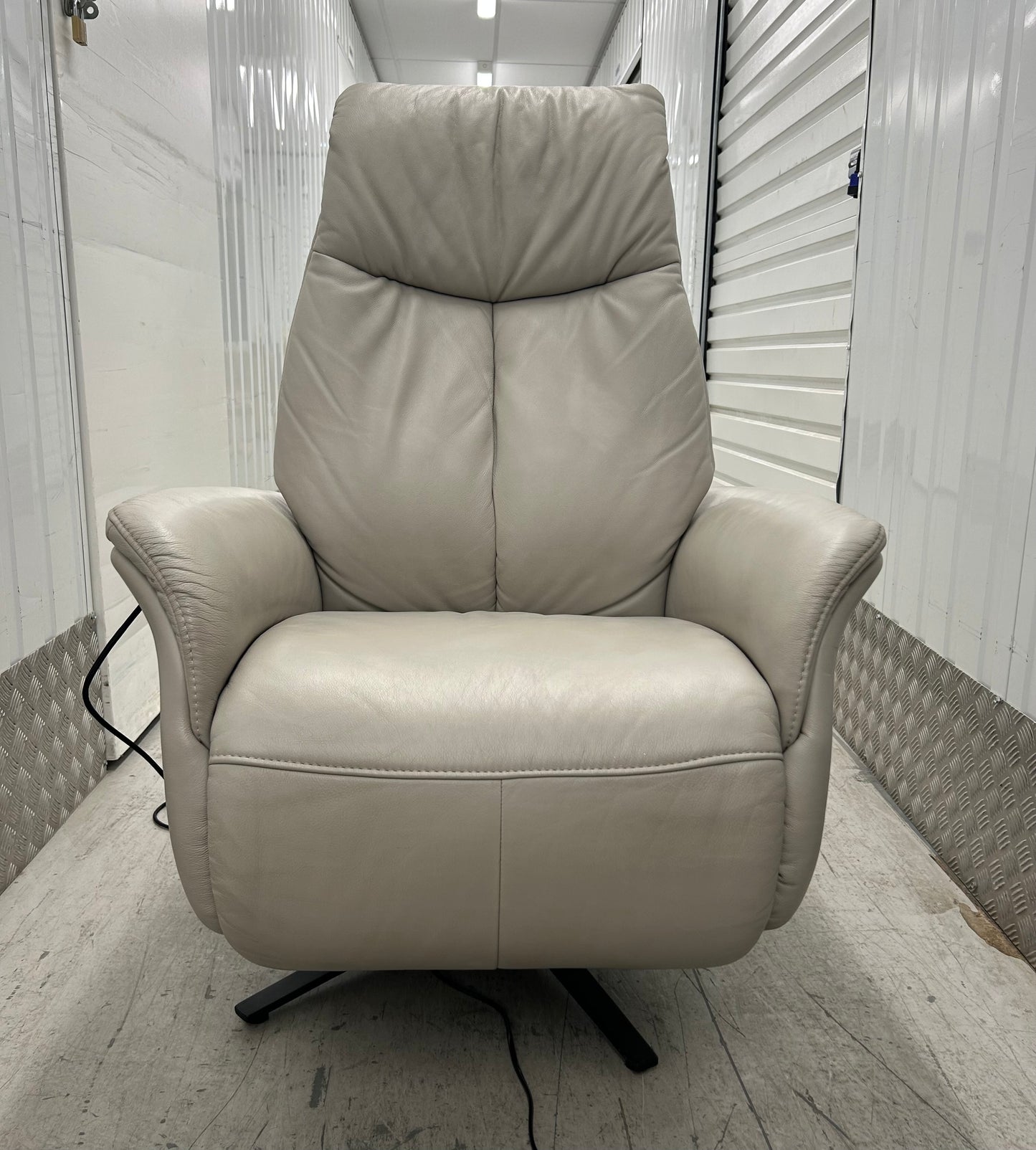 Himolla Stratus Leather Power Recliner Chair With Integrated Footrest 2021 Medium Pre-Loved