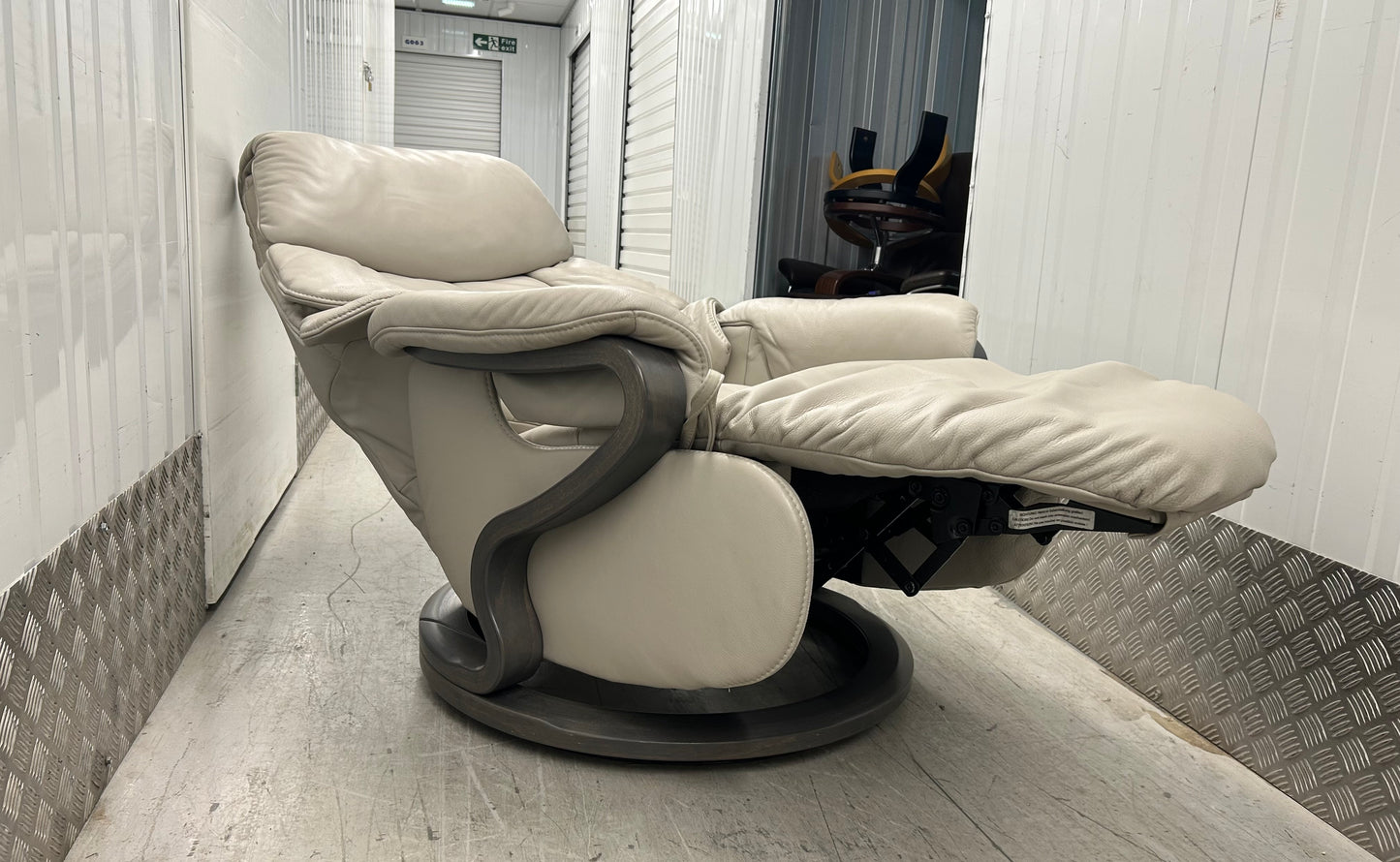 Himolla Chester Leather Recliner Armchair With Integrated Footrest Large Size Pre-Loved