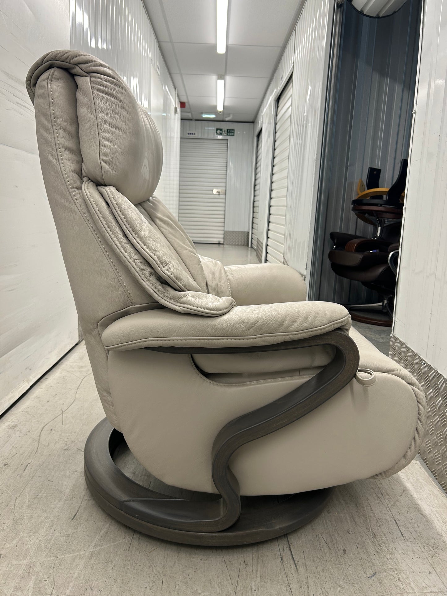 Himolla Chester Leather Recliner Armchair With Integrated Footrest Large Size Pre-Loved