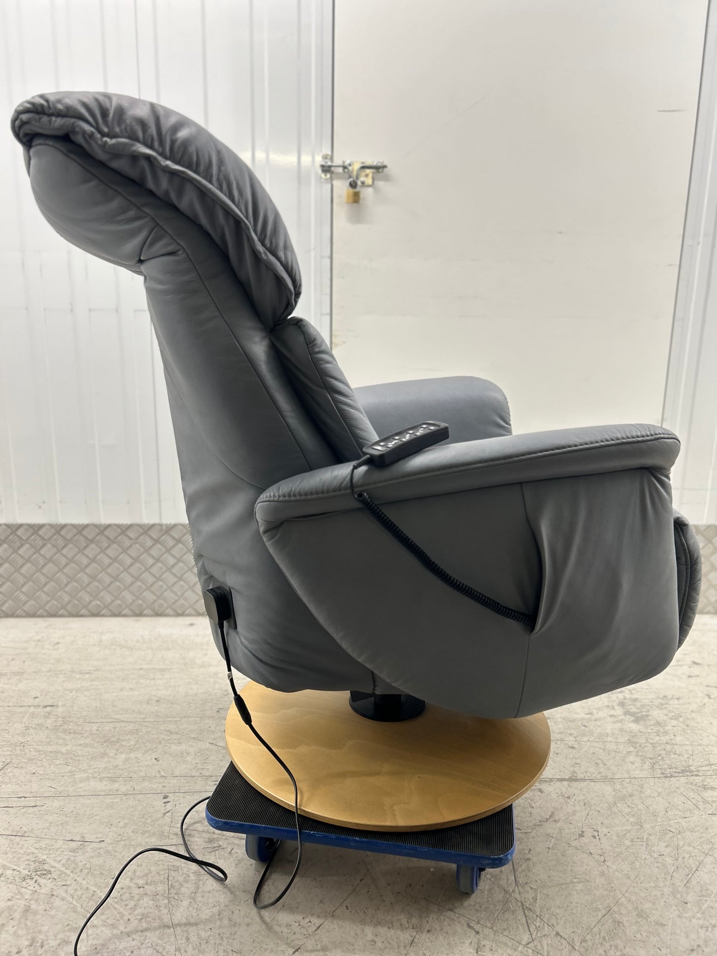 Himolla Swan Leather Power Lift & Rise Recliner Chair With Integrated Footrest Large Pre-Loved