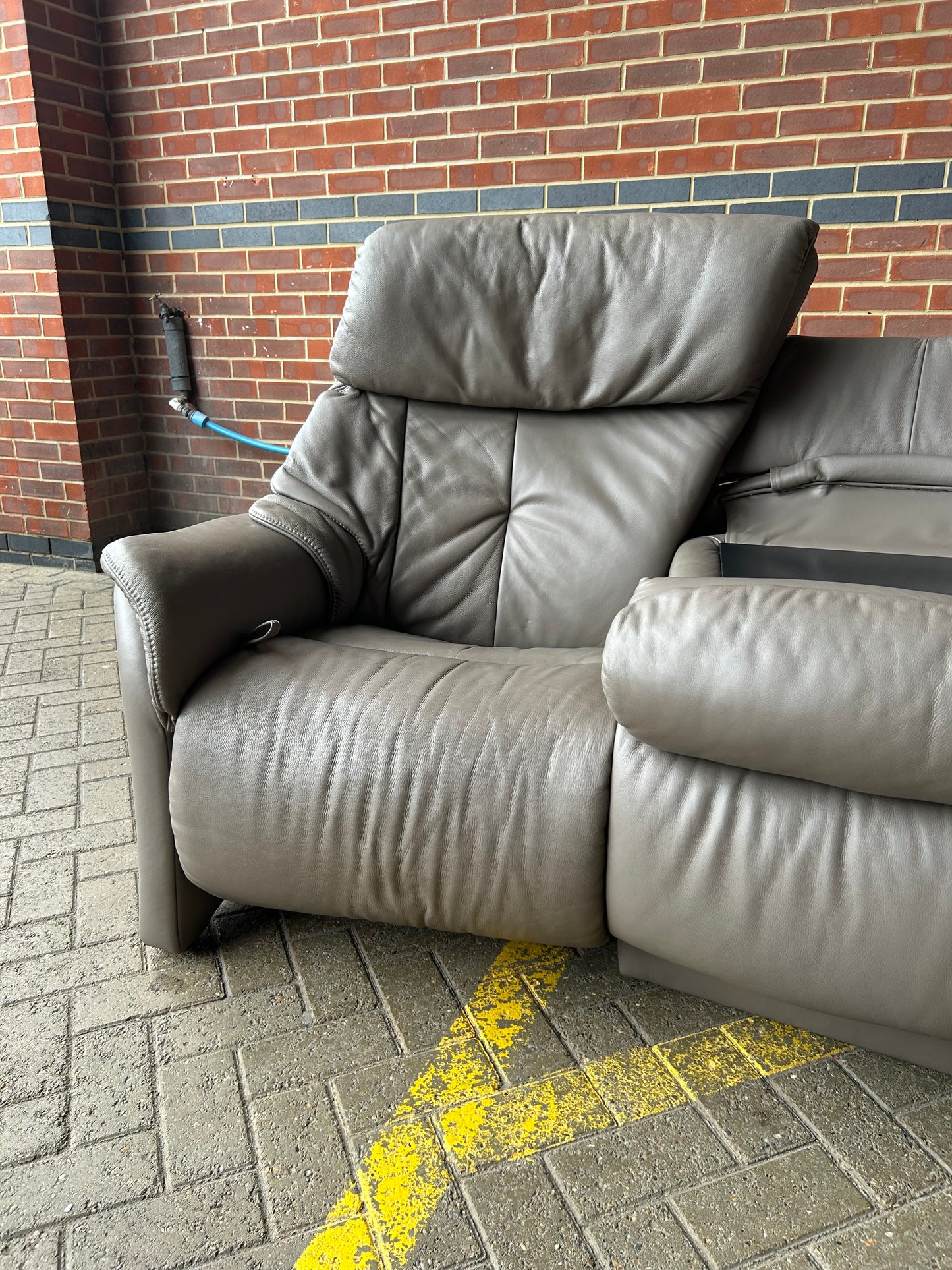 Himolla 3 Seater Curved Leather Recliner Sofa With Retractable Table Pre-Loved