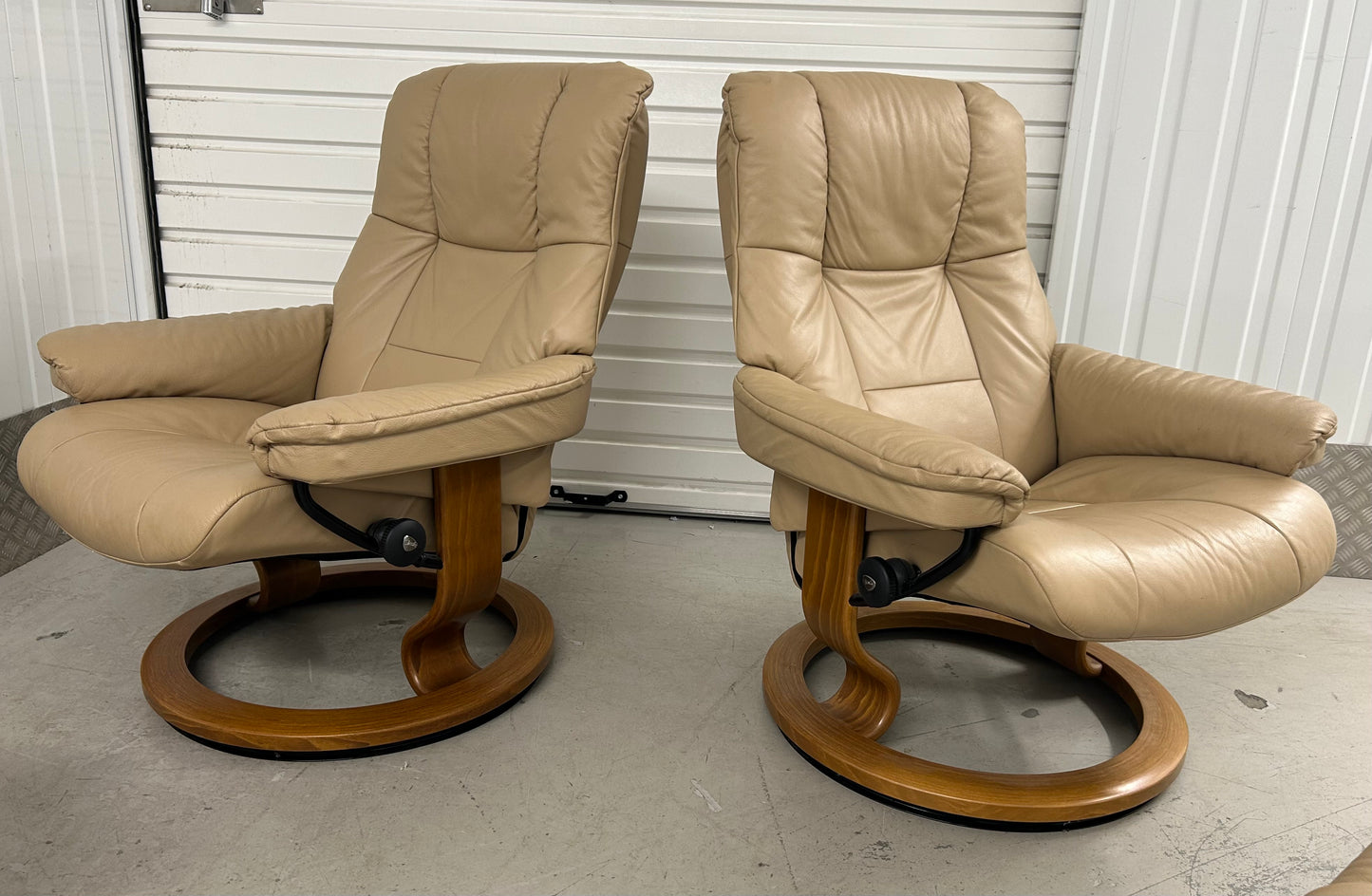 Ekornes Stressless Mayfair Recline & Swivel Latte Leather Chairs & Stools Pair Pre-Loved