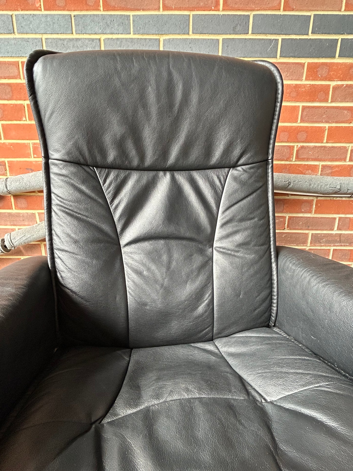 Ekornes Stressless Recline & Swivel Black Leather Chairs & Stools Pair Pre-Loved