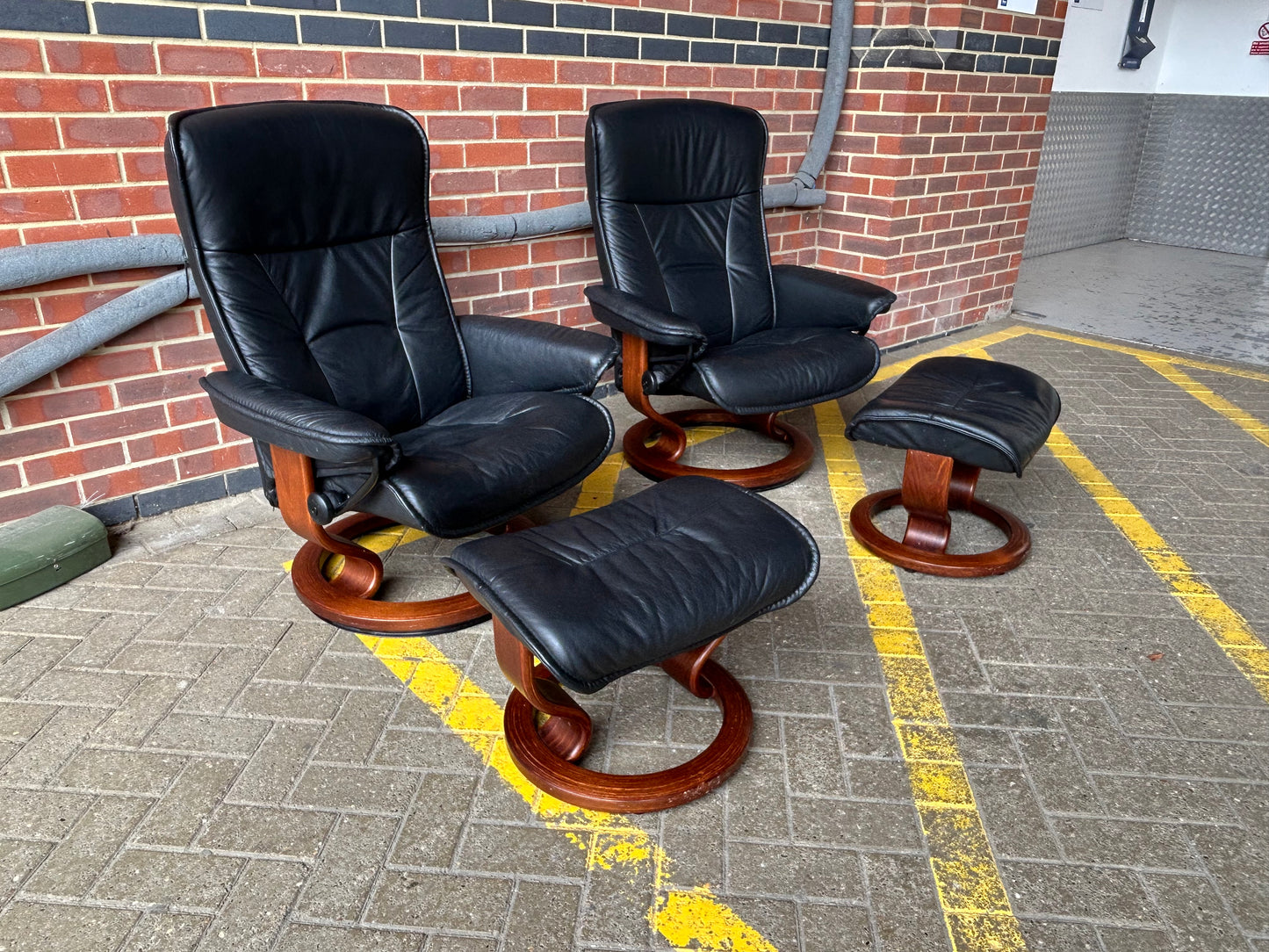 Ekornes Stressless Recline & Swivel Black Leather Chairs & Stools Pair Pre-Loved