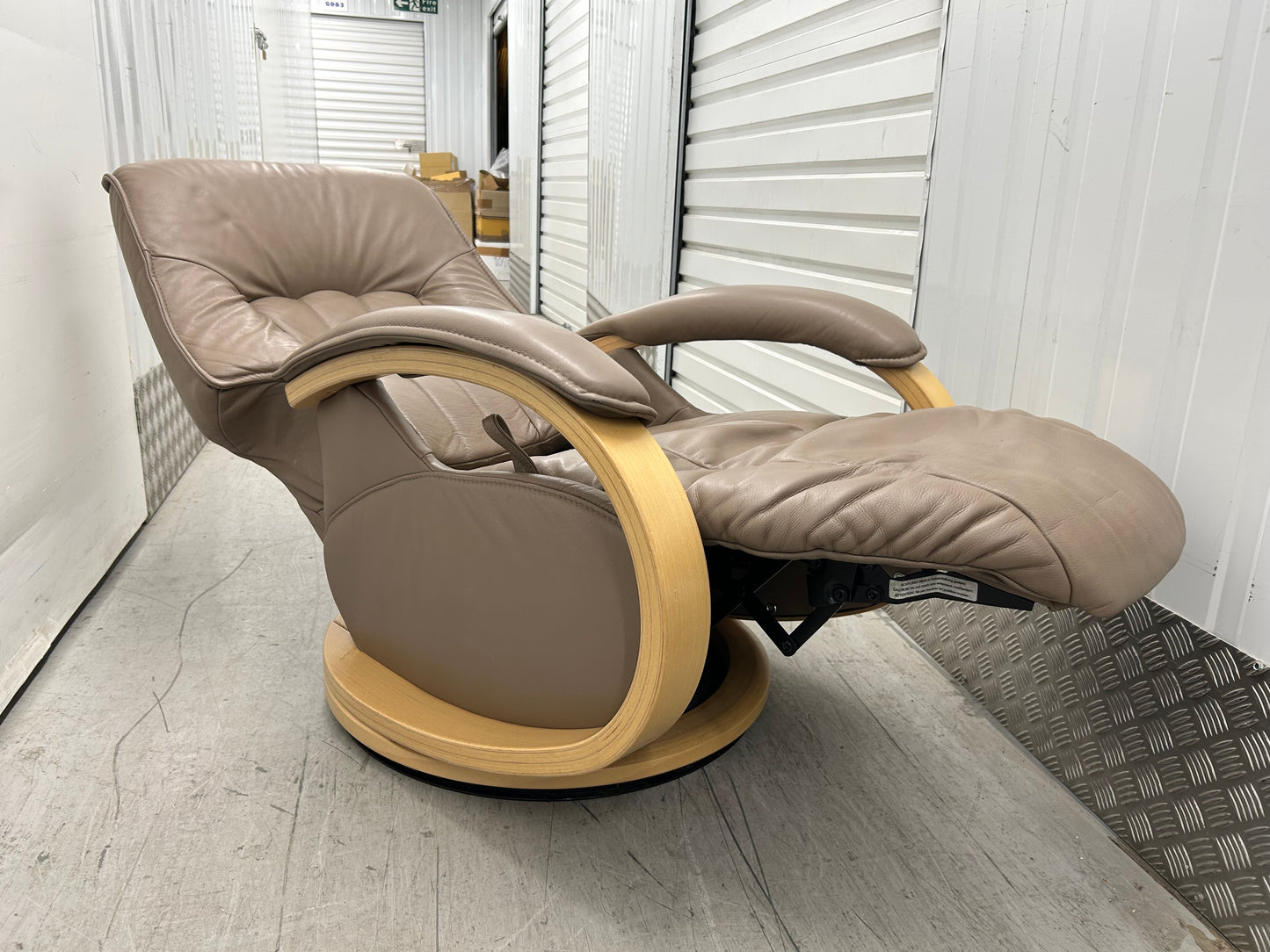 Himolla Mosel Midi Earth Leather Recline & Swivel Chair Integrated Footrest Pre-Loved