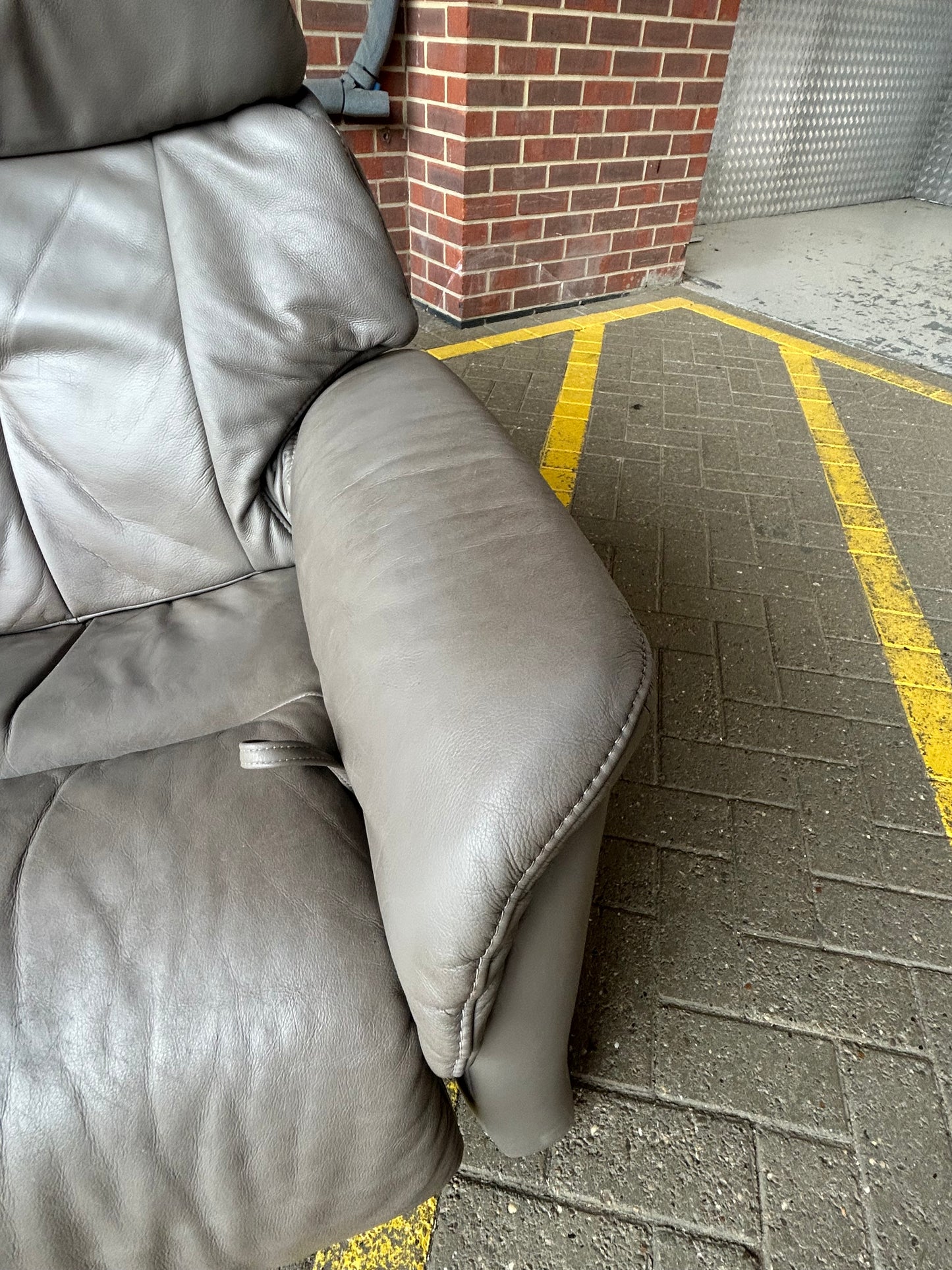Himolla 3 Seater Curved Leather Recliner Sofa With Retractable Table Pre-Loved