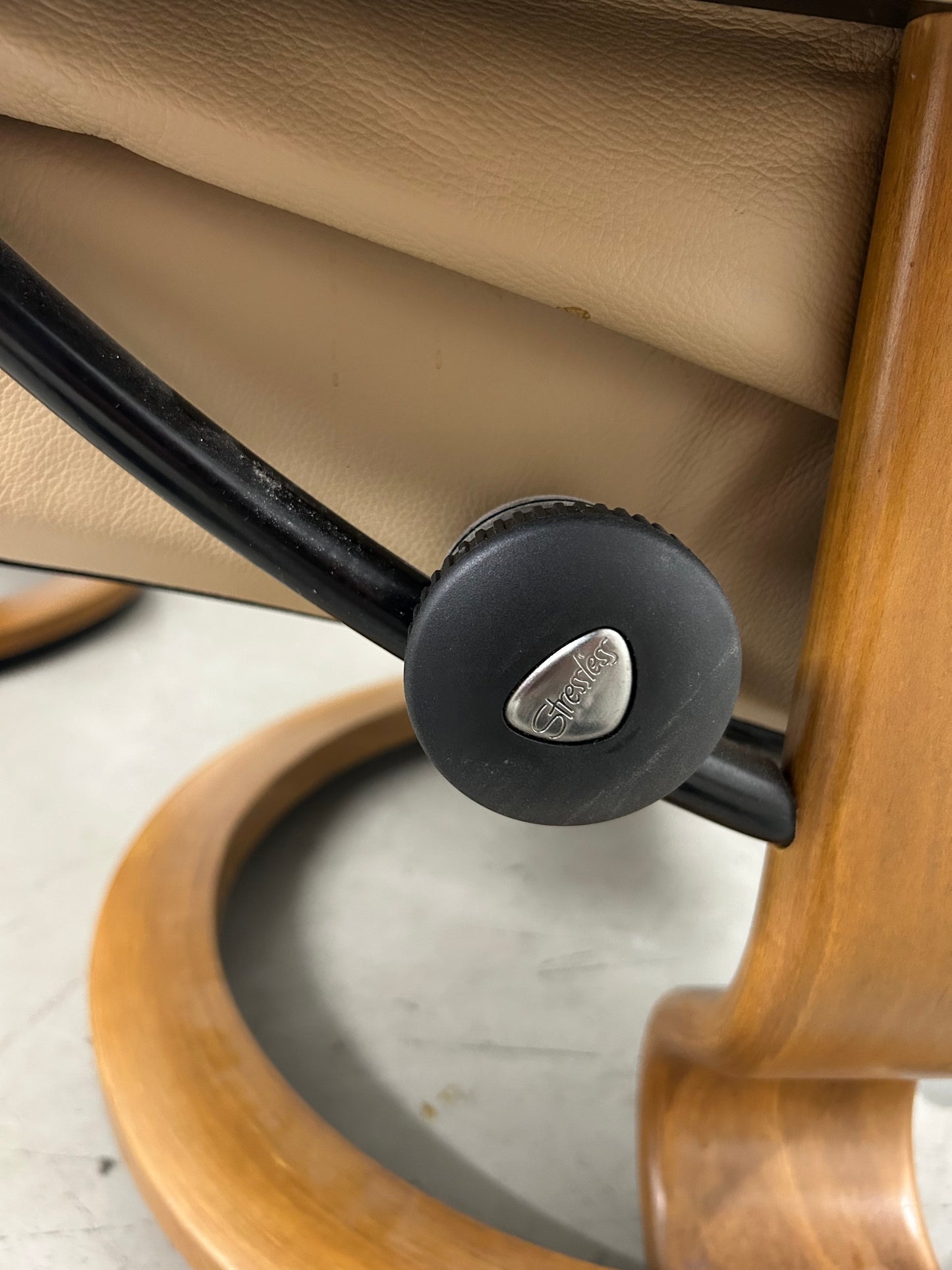 Ekornes Stressless Mayfair Recline & Swivel Latte Leather Chairs & Stools Pair Pre-Loved