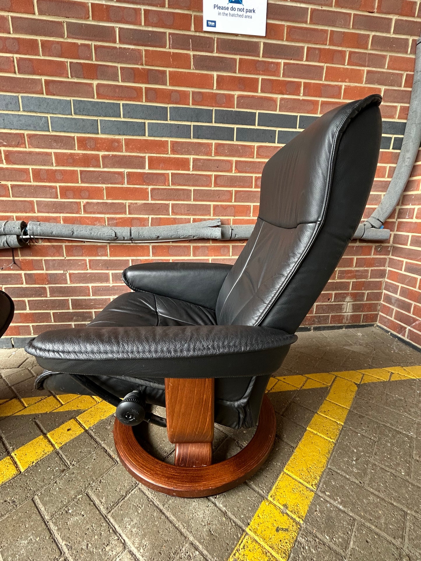 Ekornes Stressless Recline & Swivel Black Leather Chairs & Stools Pair Pre-Loved