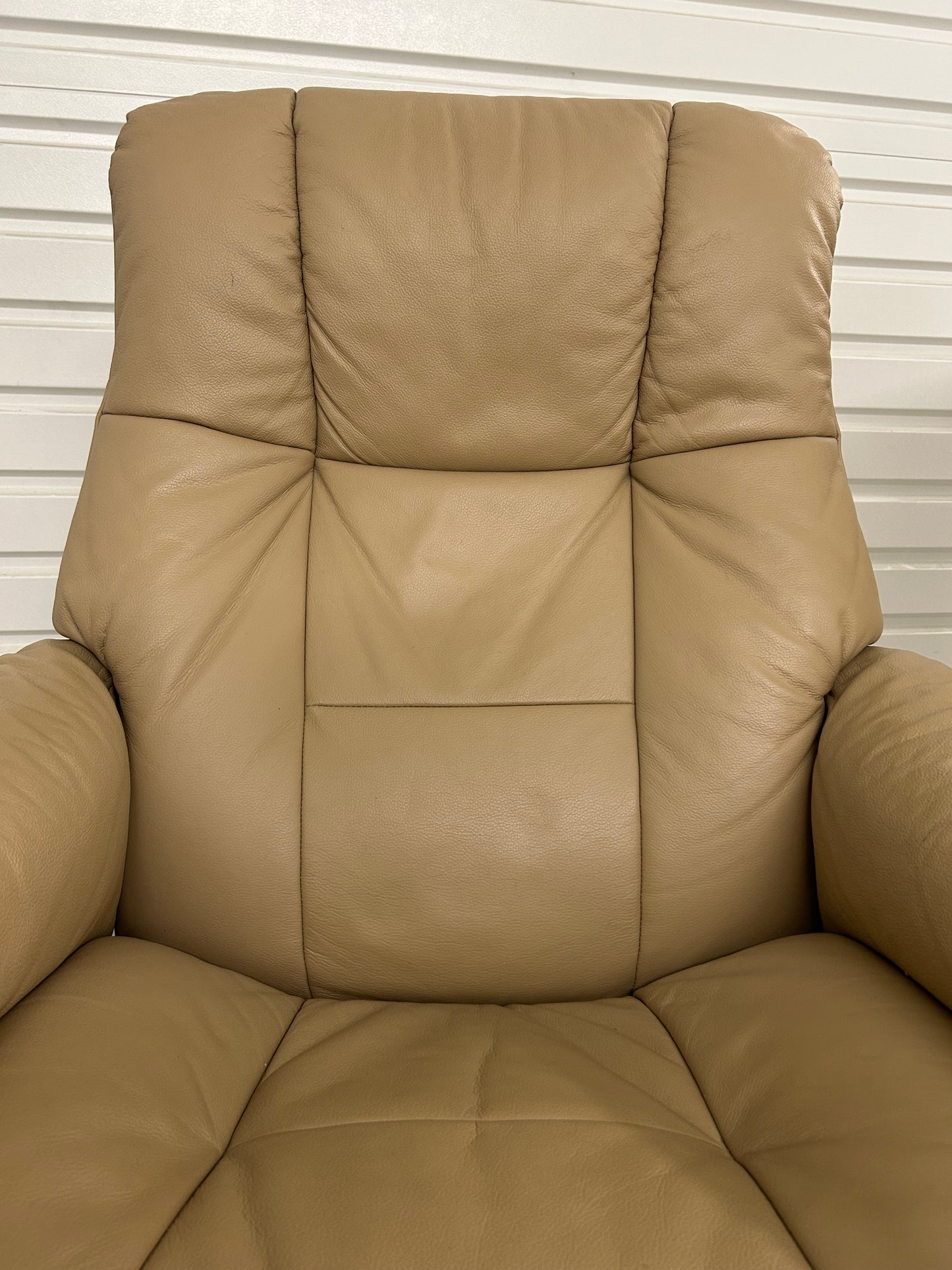 Ekornes Stressless Mayfair Recline & Swivel Latte Leather Chairs & Stools Pair Pre-Loved