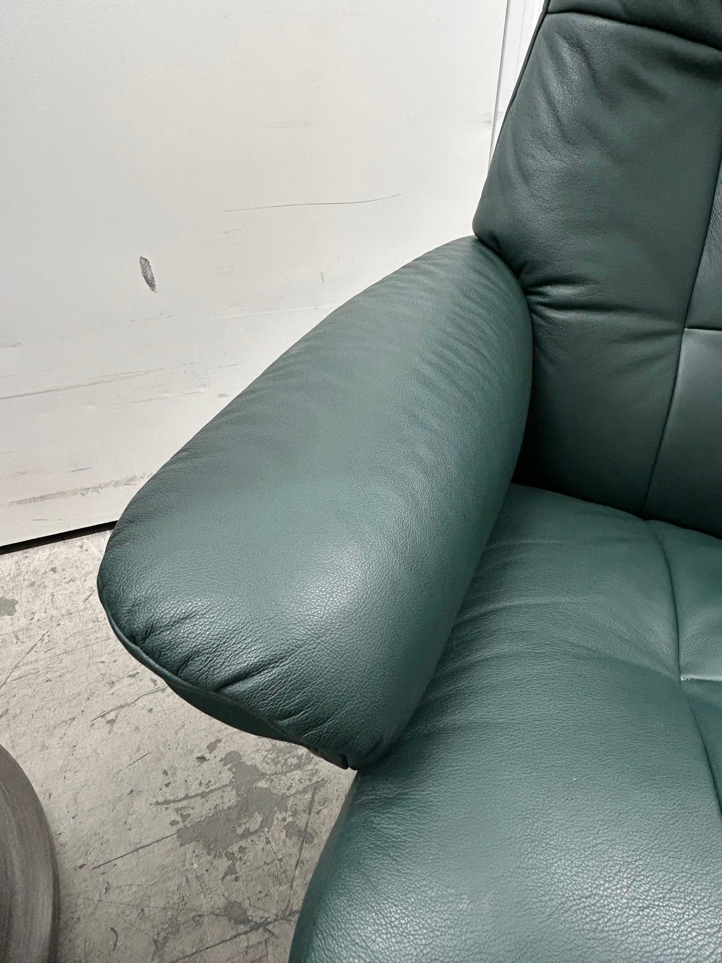 Ekornes Stressless Mayfair Medium Size Green Leather Power Recliners Pair Pre-Loved